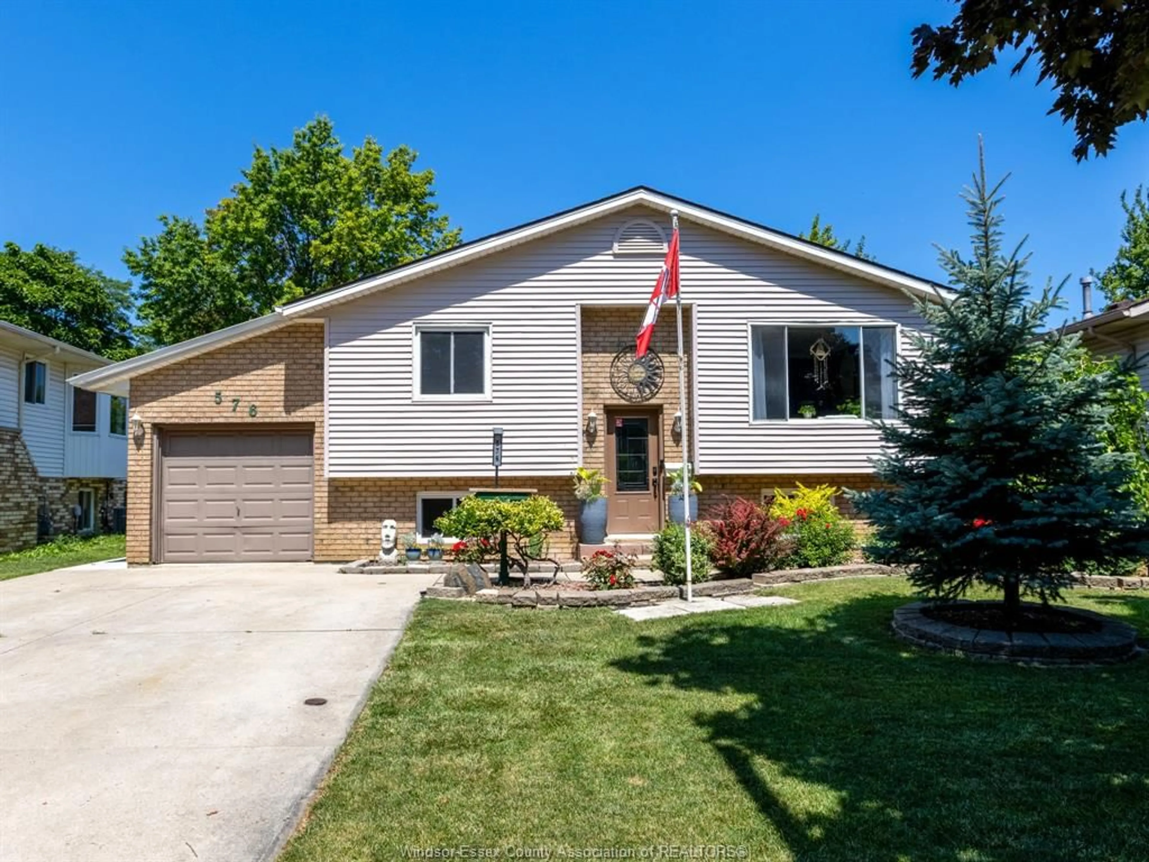 Home with vinyl exterior material, street for 576 RICHMOND St, Amherstburg Ontario N9V 3T9