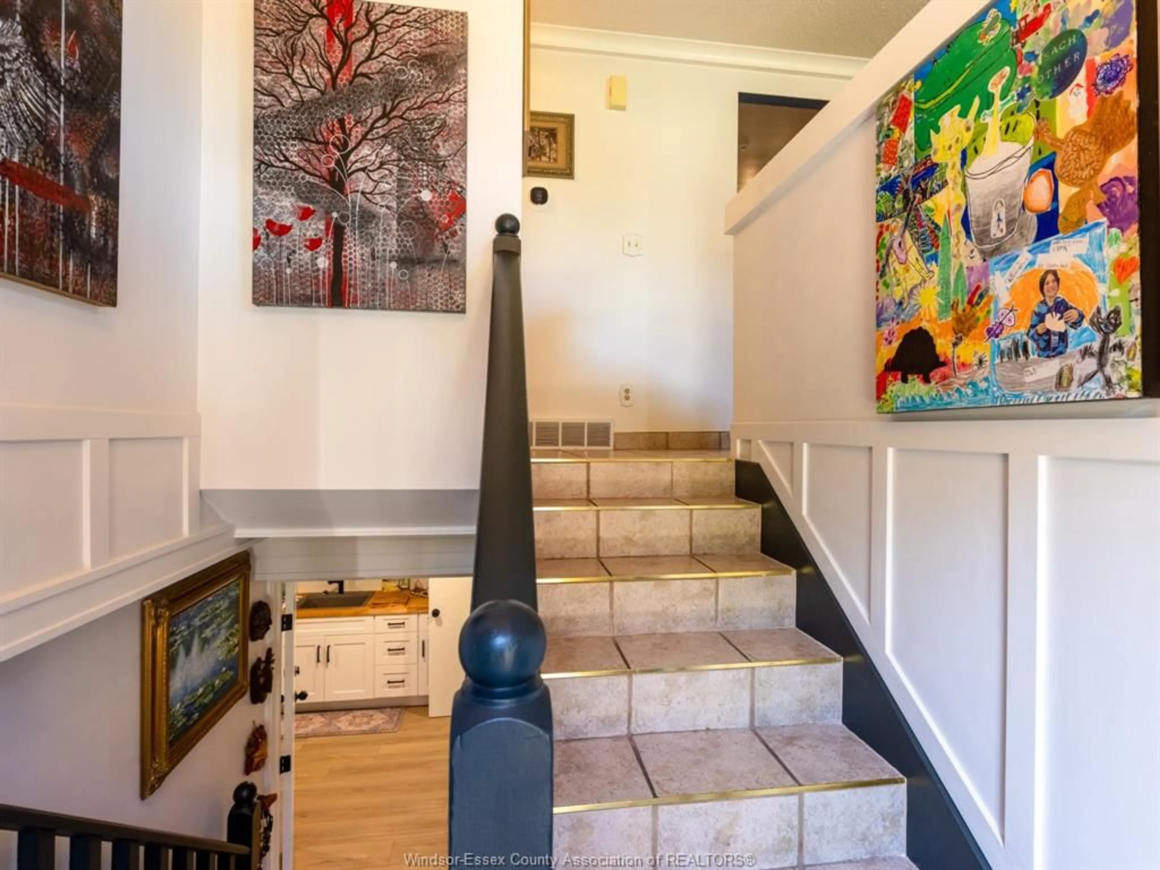 Indoor foyer for 576 RICHMOND St, Amherstburg Ontario N9V 3T9