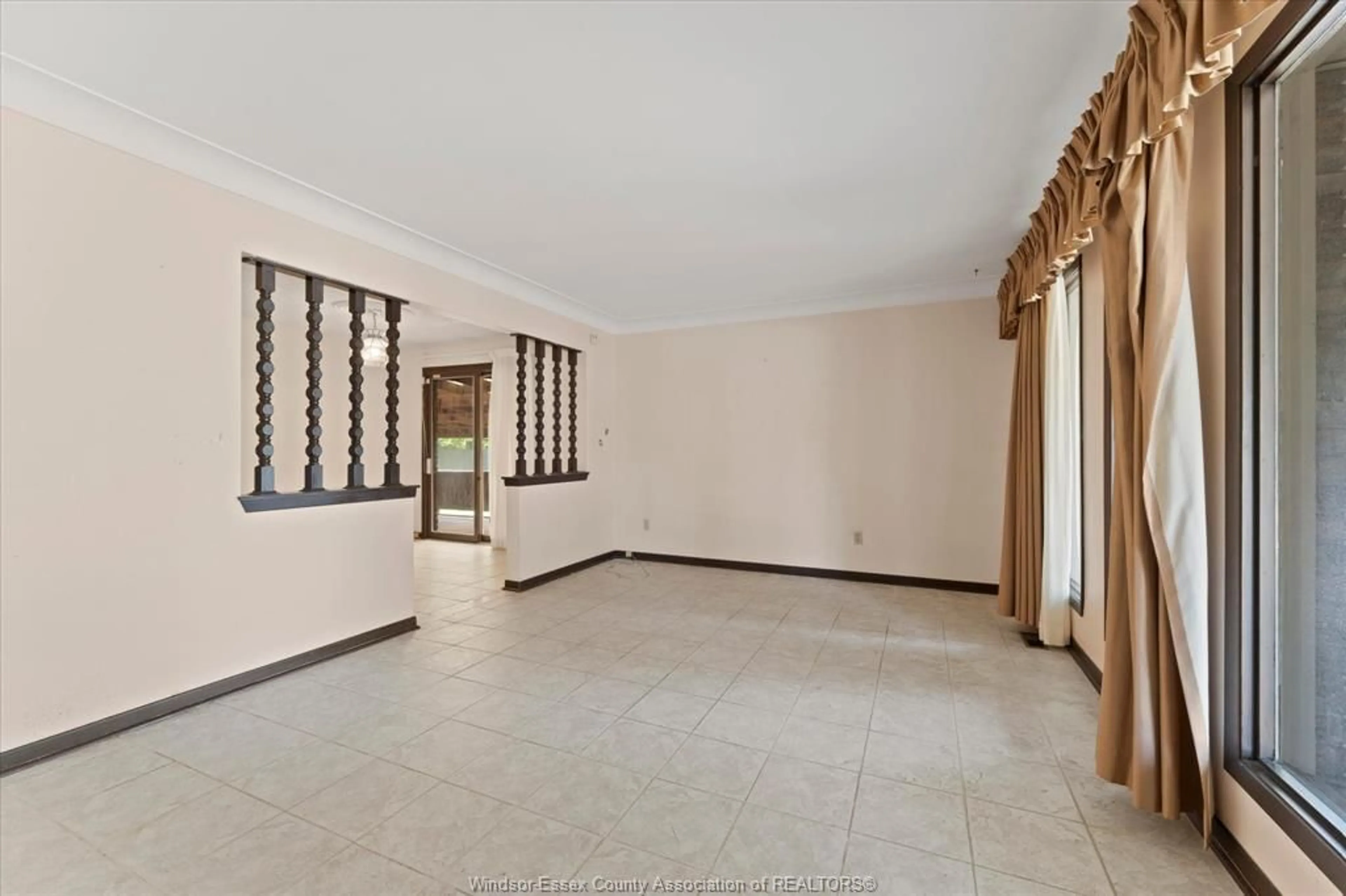 Indoor foyer for 5860 Ninth St, LaSalle Ontario N9H 1P2