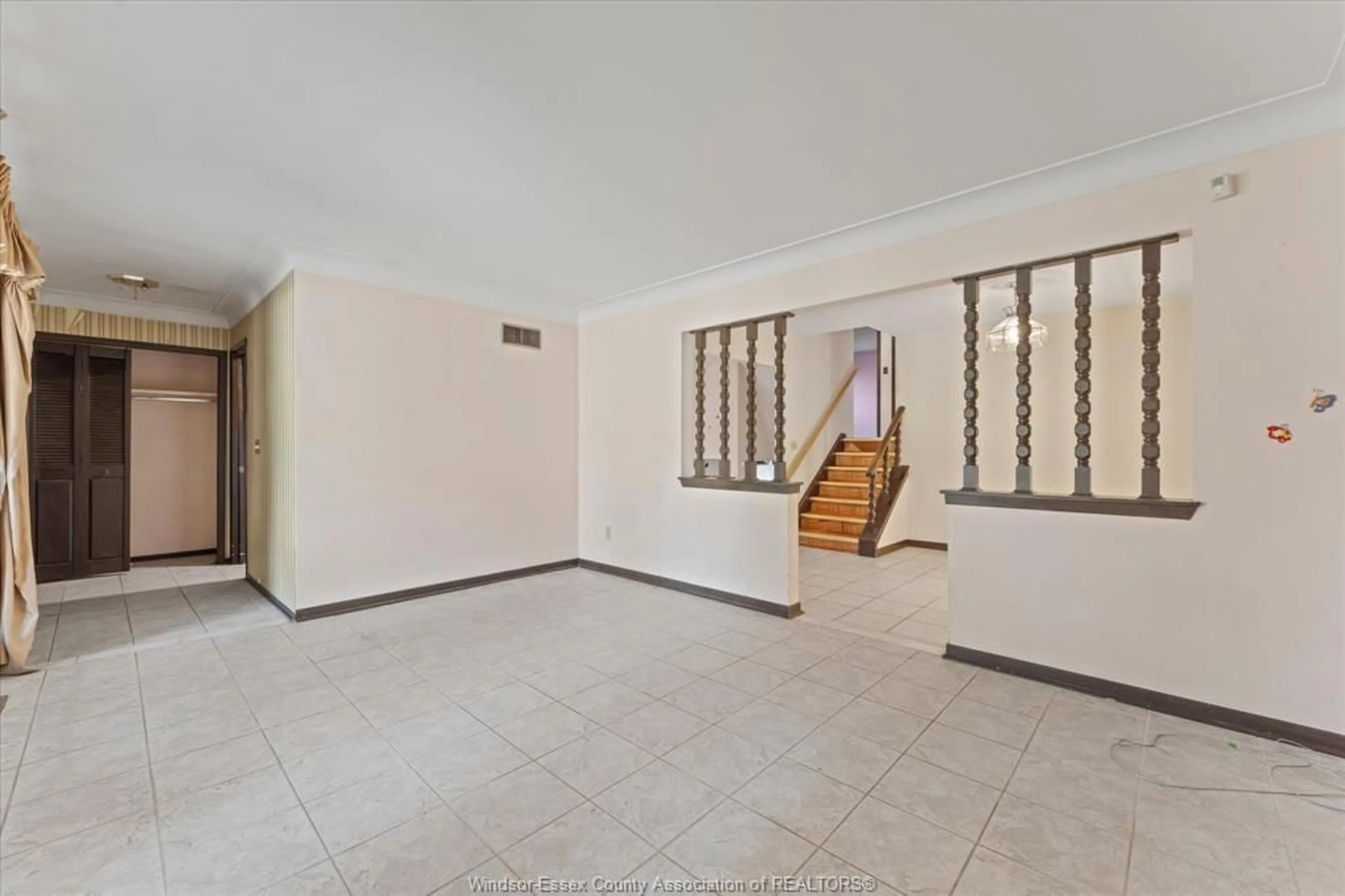 Indoor foyer for 5860 Ninth St, LaSalle Ontario N9H 1P2