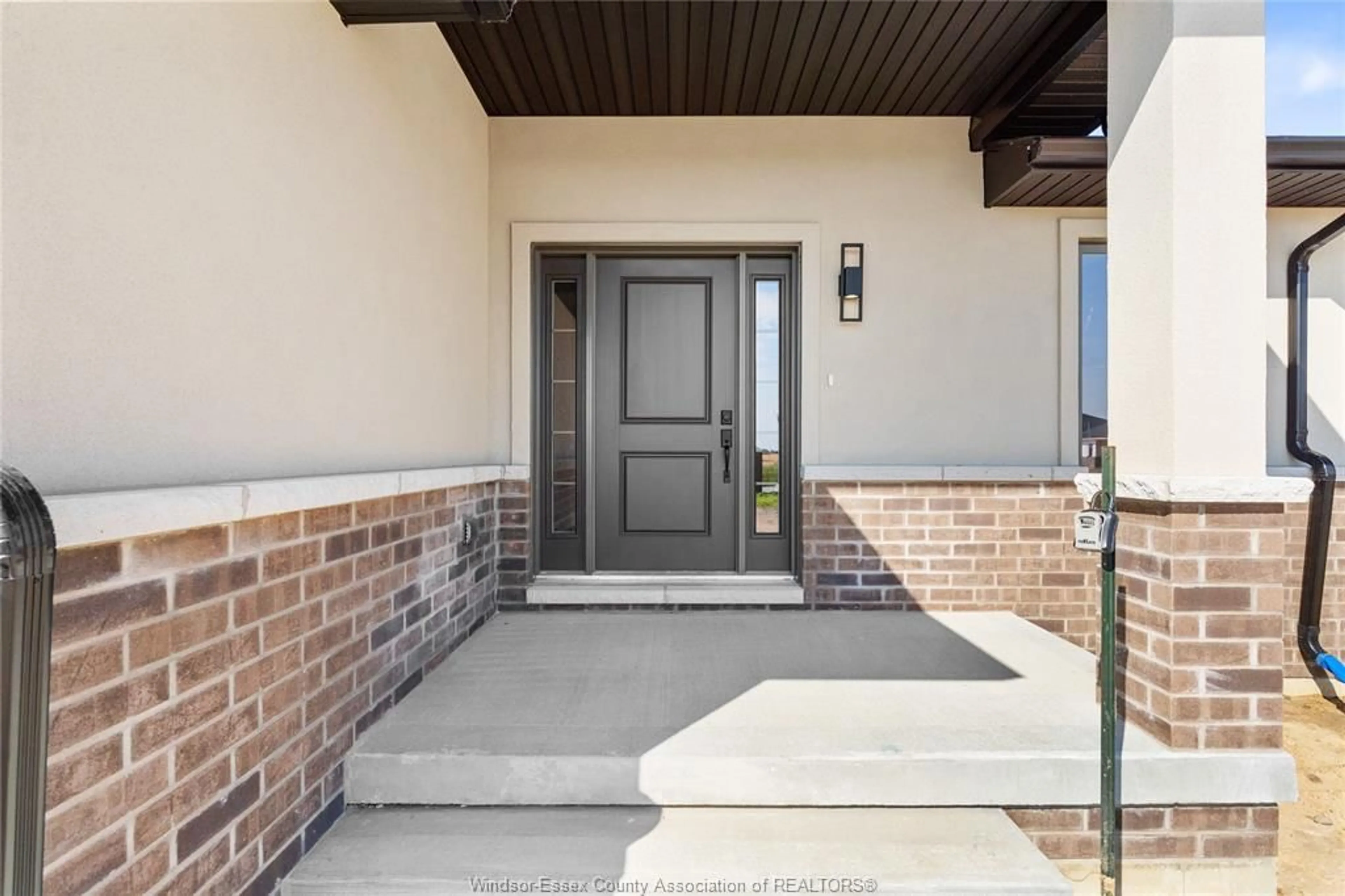 Indoor entryway for 210 ANGELO, LaSalle Ontario N9J 0E5