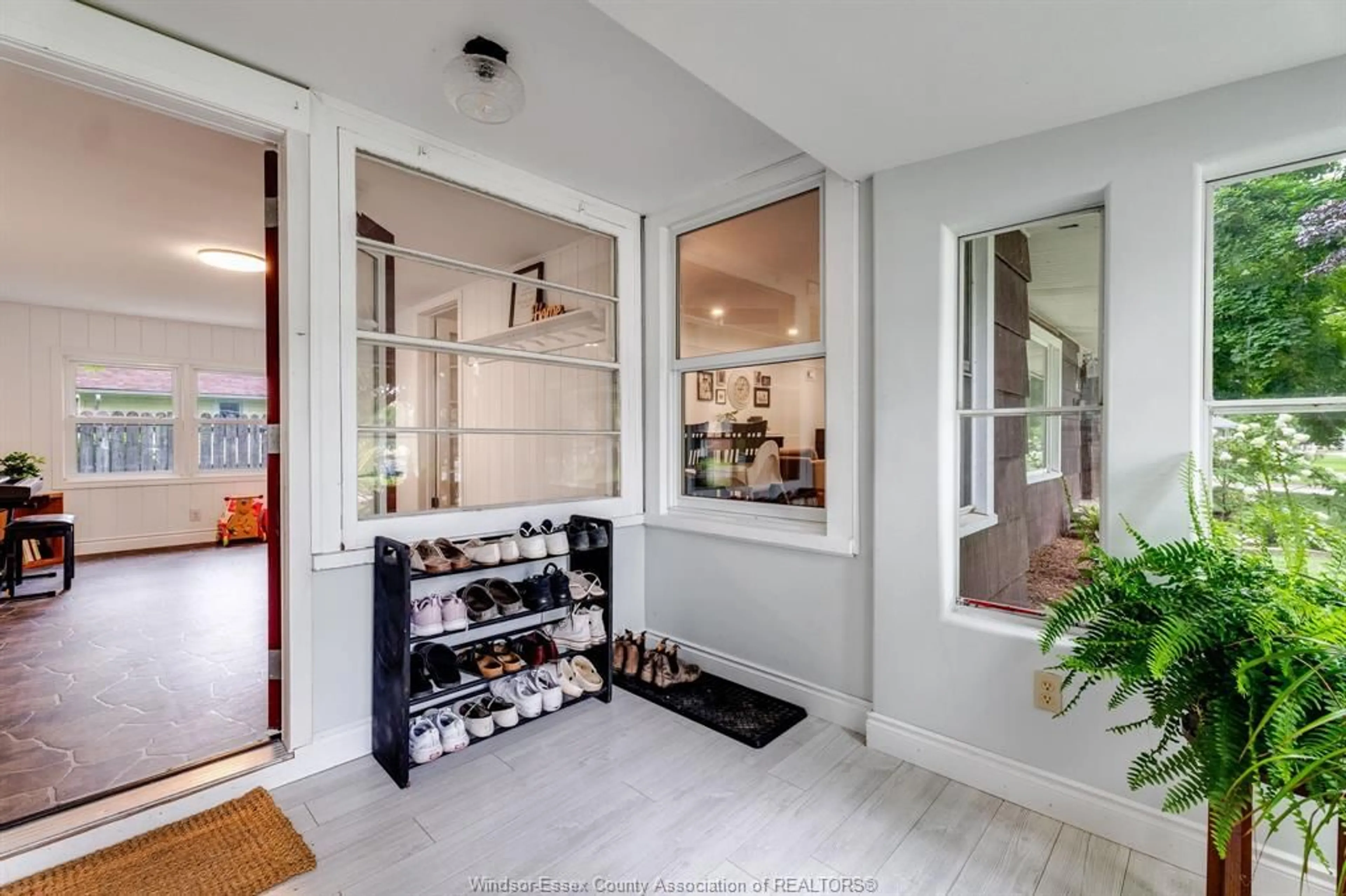 Indoor entryway for 35 Grace Ave, Leamington Ontario N8H 1K8
