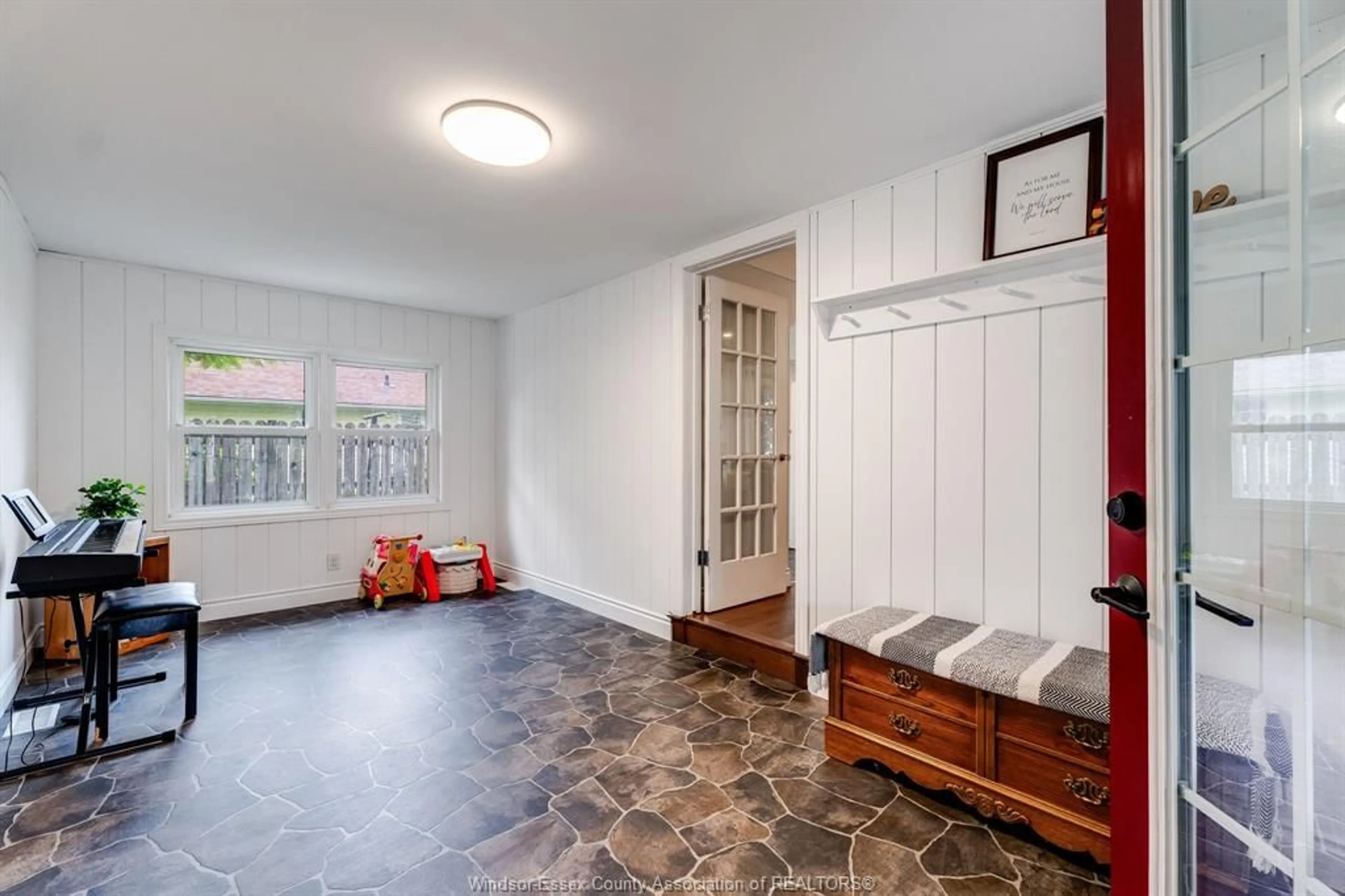 Indoor entryway for 35 Grace Ave, Leamington Ontario N8H 1K8