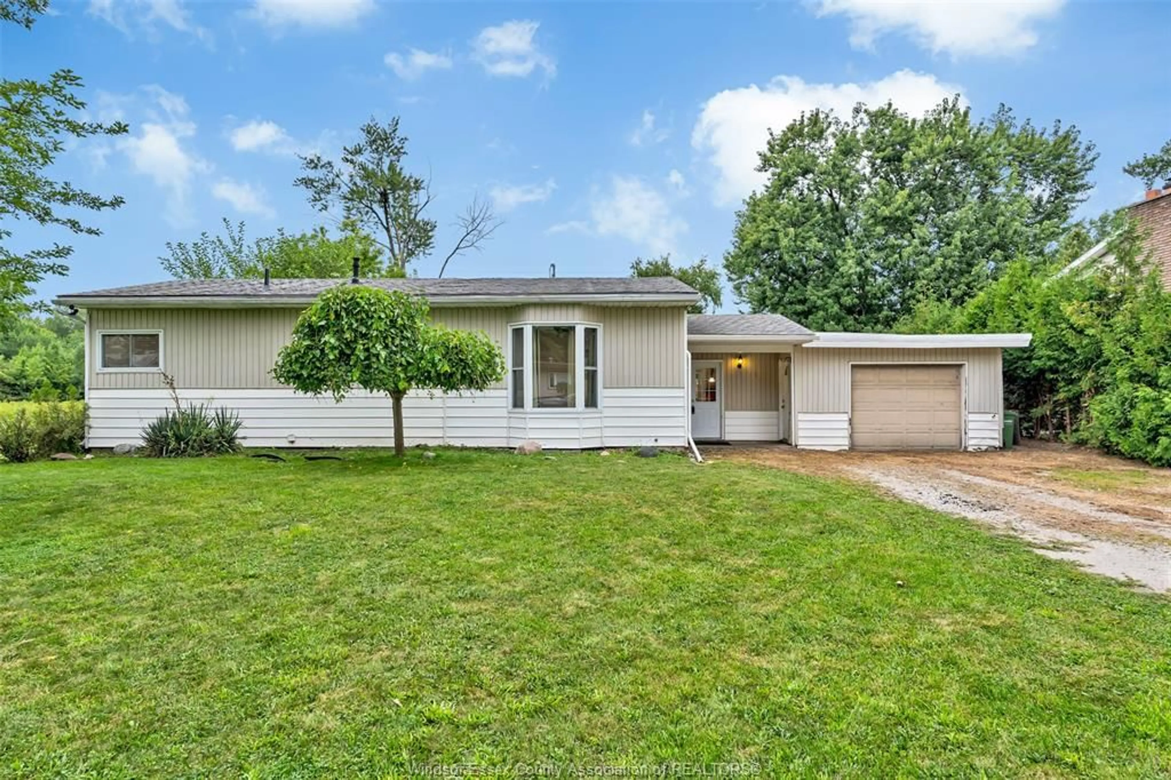 Home with vinyl exterior material, street for 1797 EVERTS, Windsor Ontario N9B 3E6