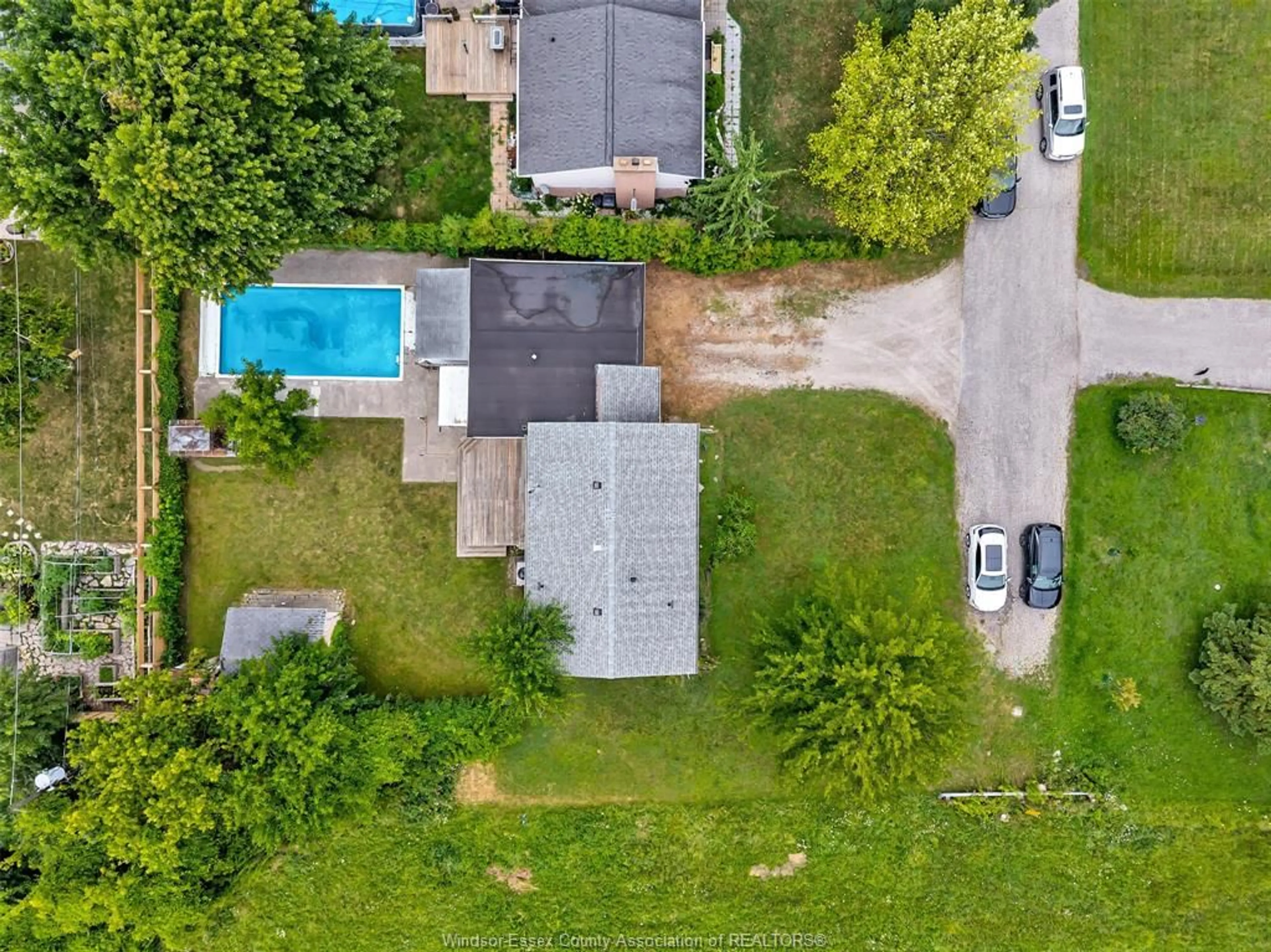 A pic from outside/outdoor area/front of a property/back of a property/a pic from drone, street for 1797 EVERTS, Windsor Ontario N9B 3E6