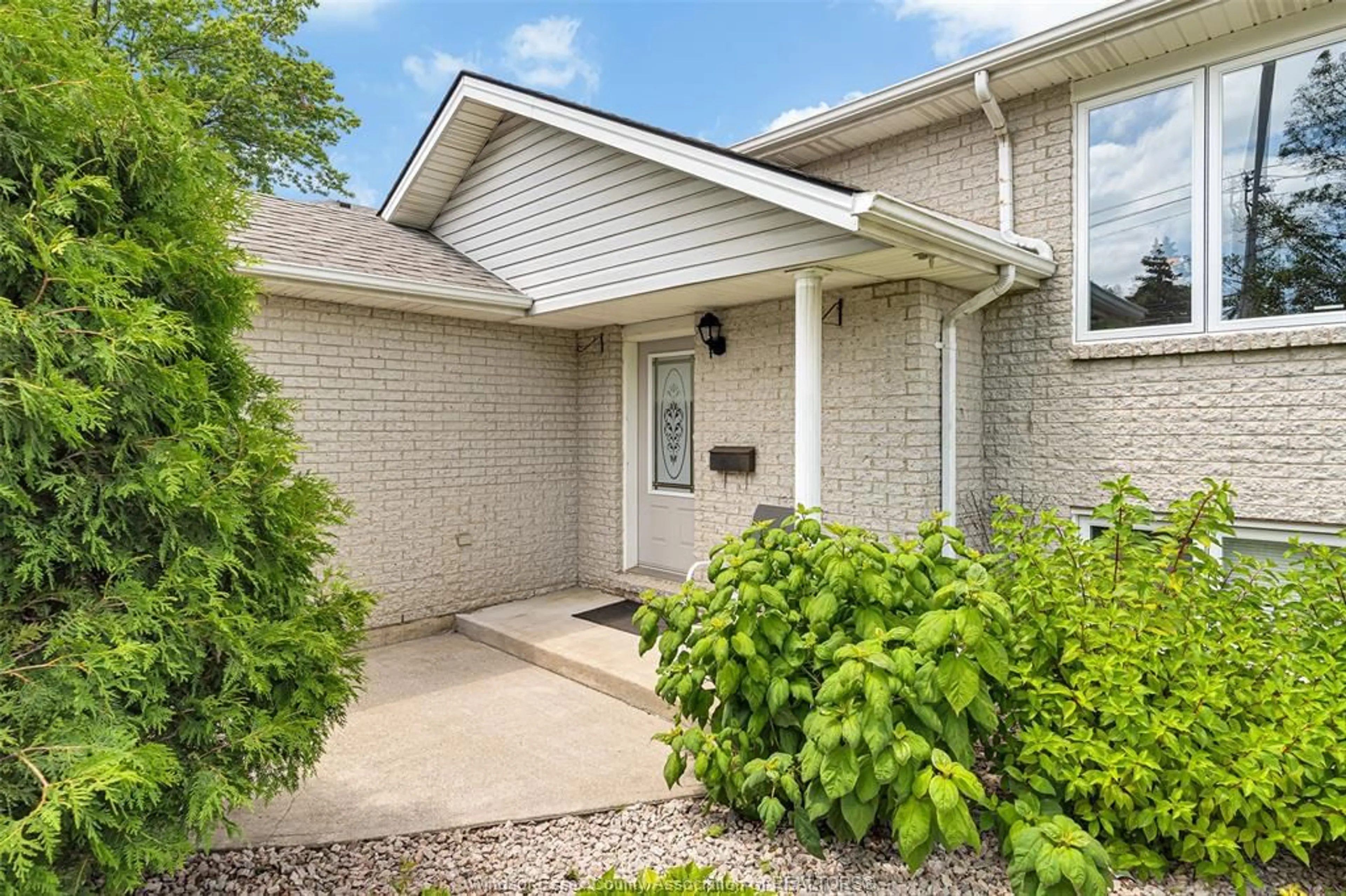 Unknown for 710 CABANA Rd, Windsor Ontario N9G 1A4