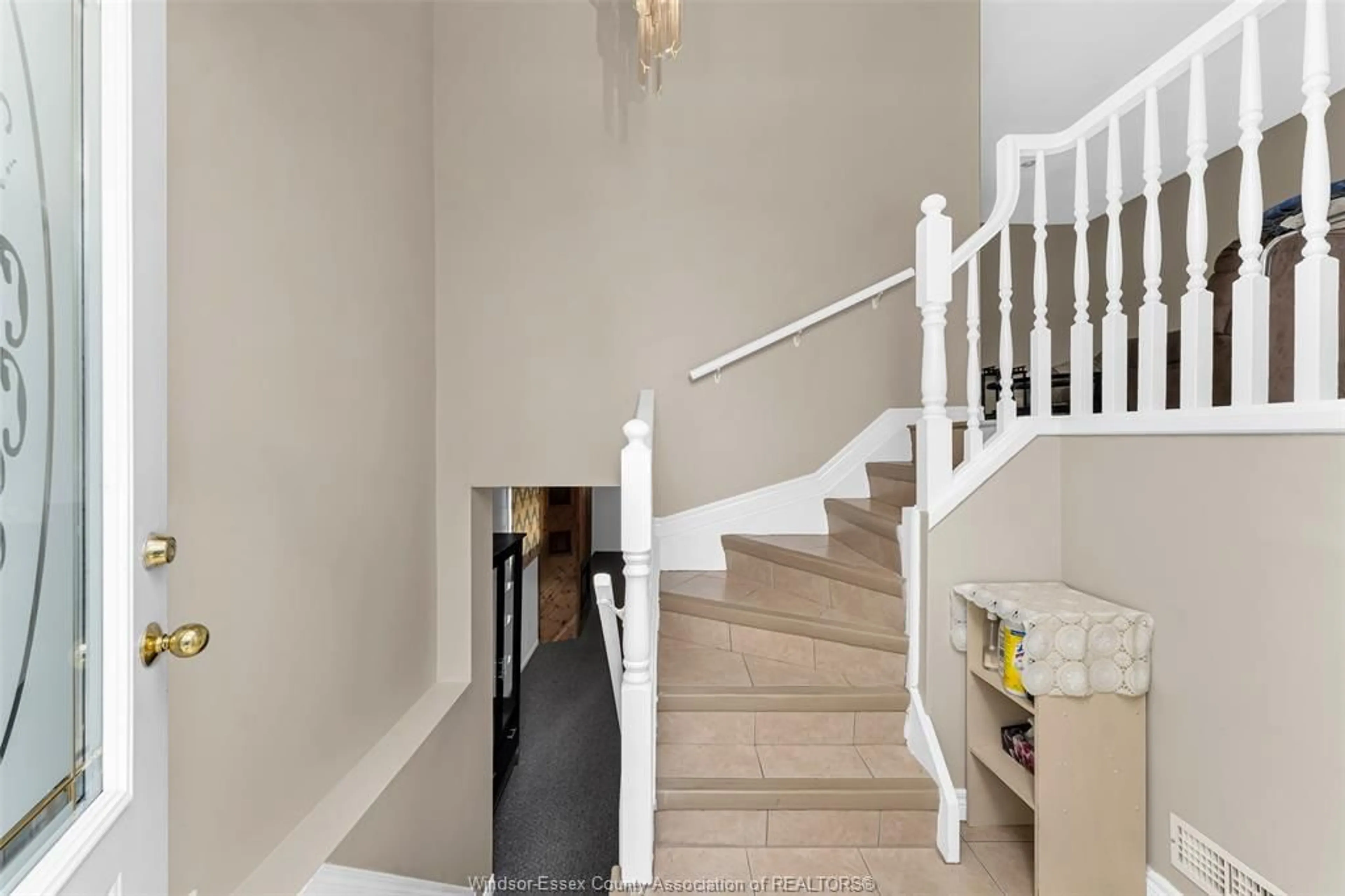 Stairs for 710 CABANA Rd, Windsor Ontario N9G 1A4