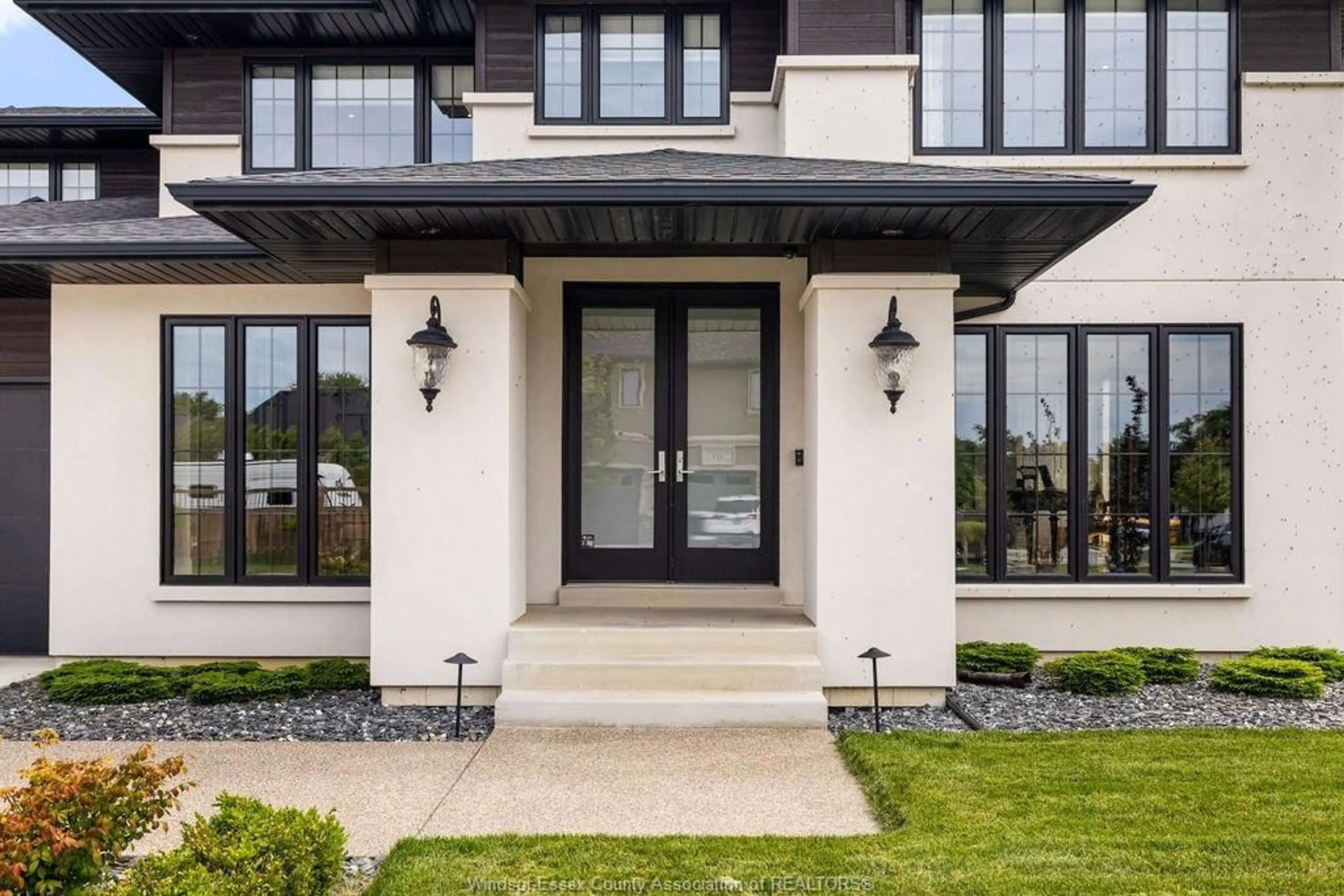 Indoor entryway for 322 WATER Ave, Lakeshore Ontario N8L 1A7