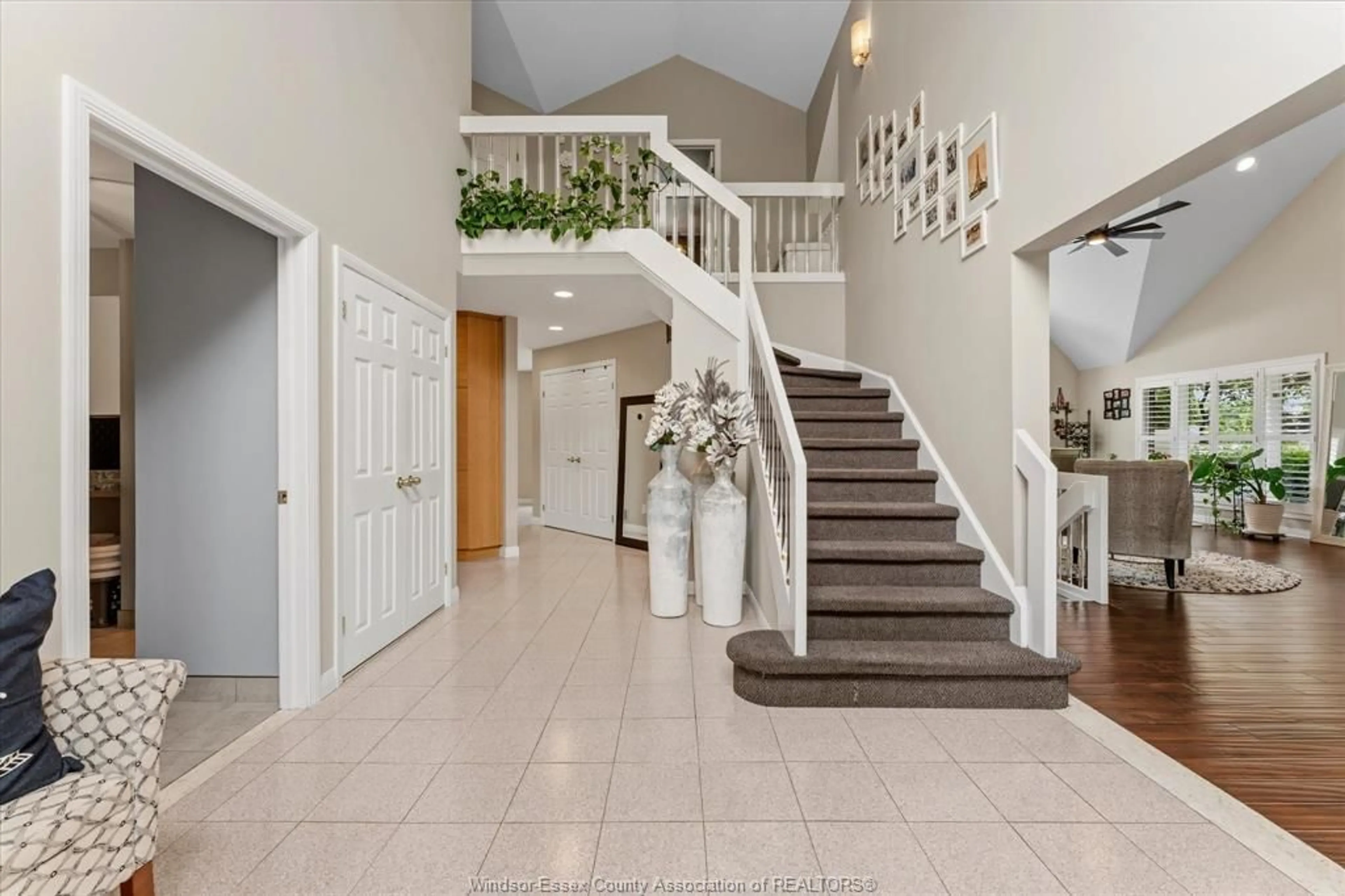 Indoor foyer for 414 CHAMBERS, Tecumseh Ontario N8N 4T5