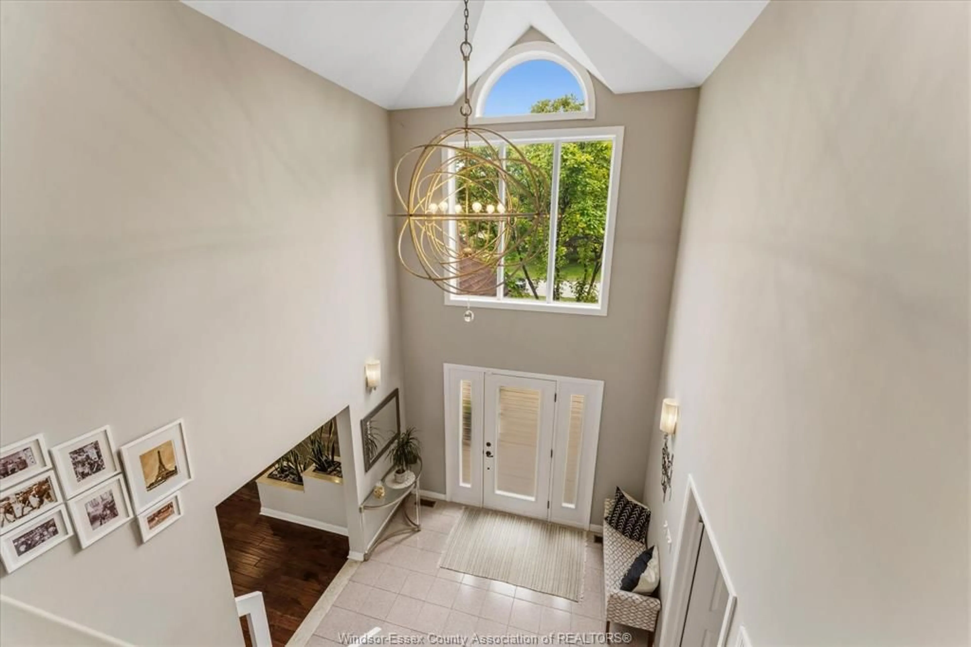 Indoor entryway for 414 CHAMBERS, Tecumseh Ontario N8N 4T5