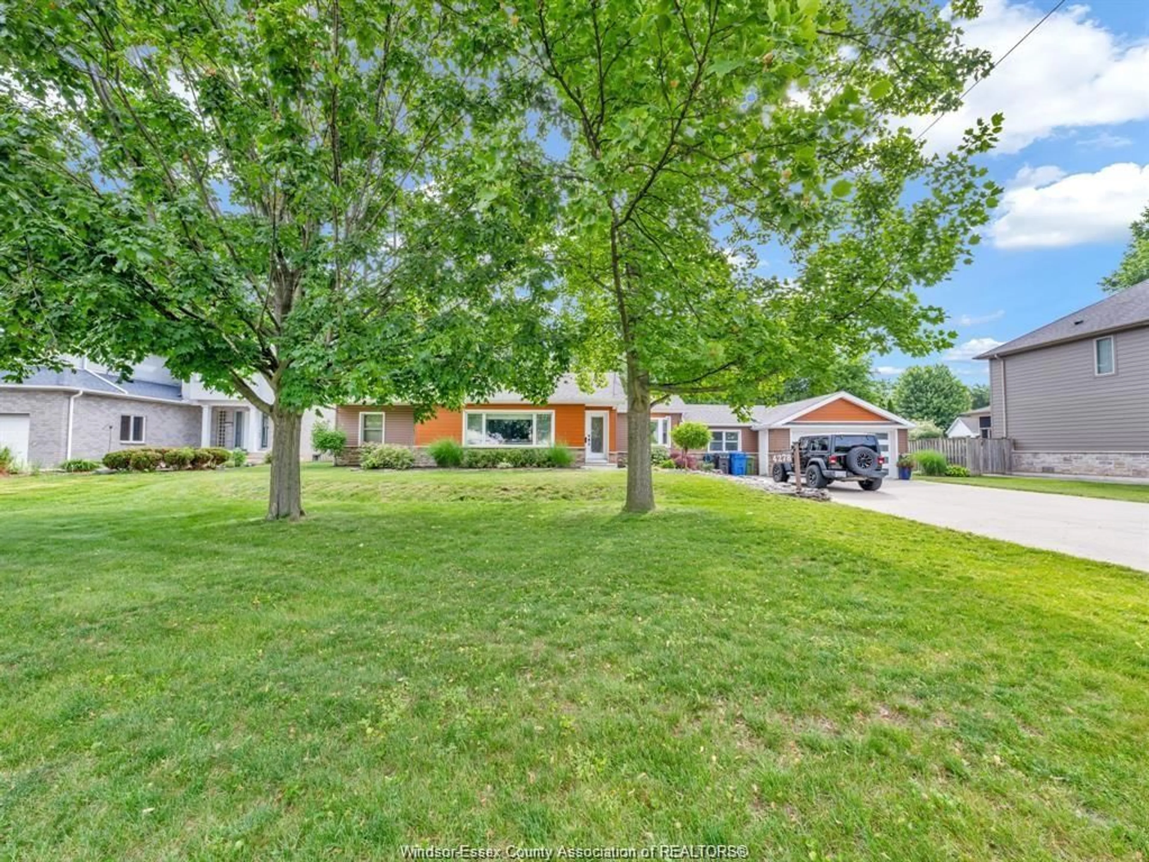 A pic from outside/outdoor area/front of a property/back of a property/a pic from drone, street for 4278 CASGRAIN Dr, Windsor Ontario N9G 2B2