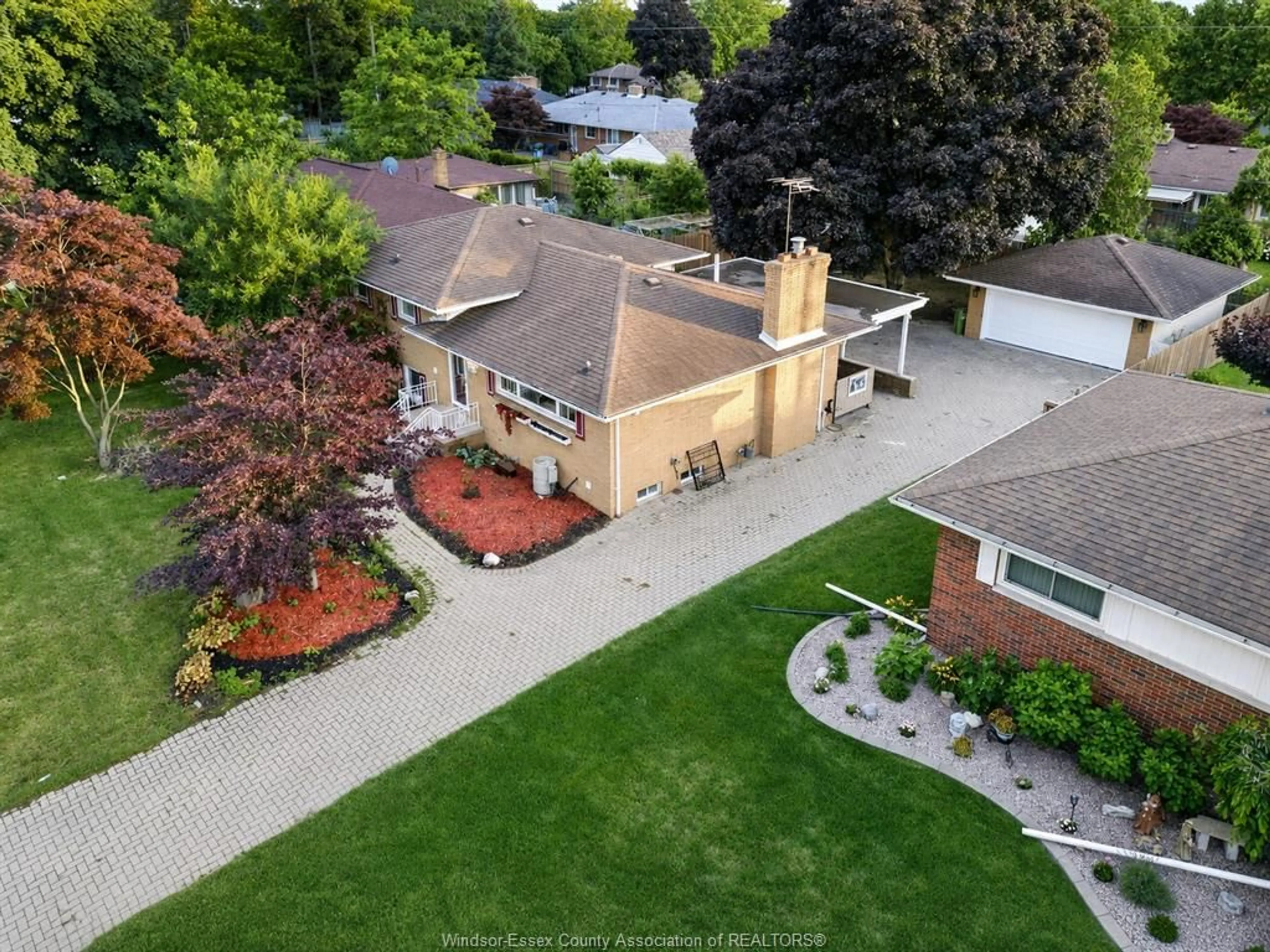 A pic from outside/outdoor area/front of a property/back of a property/a pic from drone, street for 2445 EVERTS, Windsor Ontario N9E 2T8