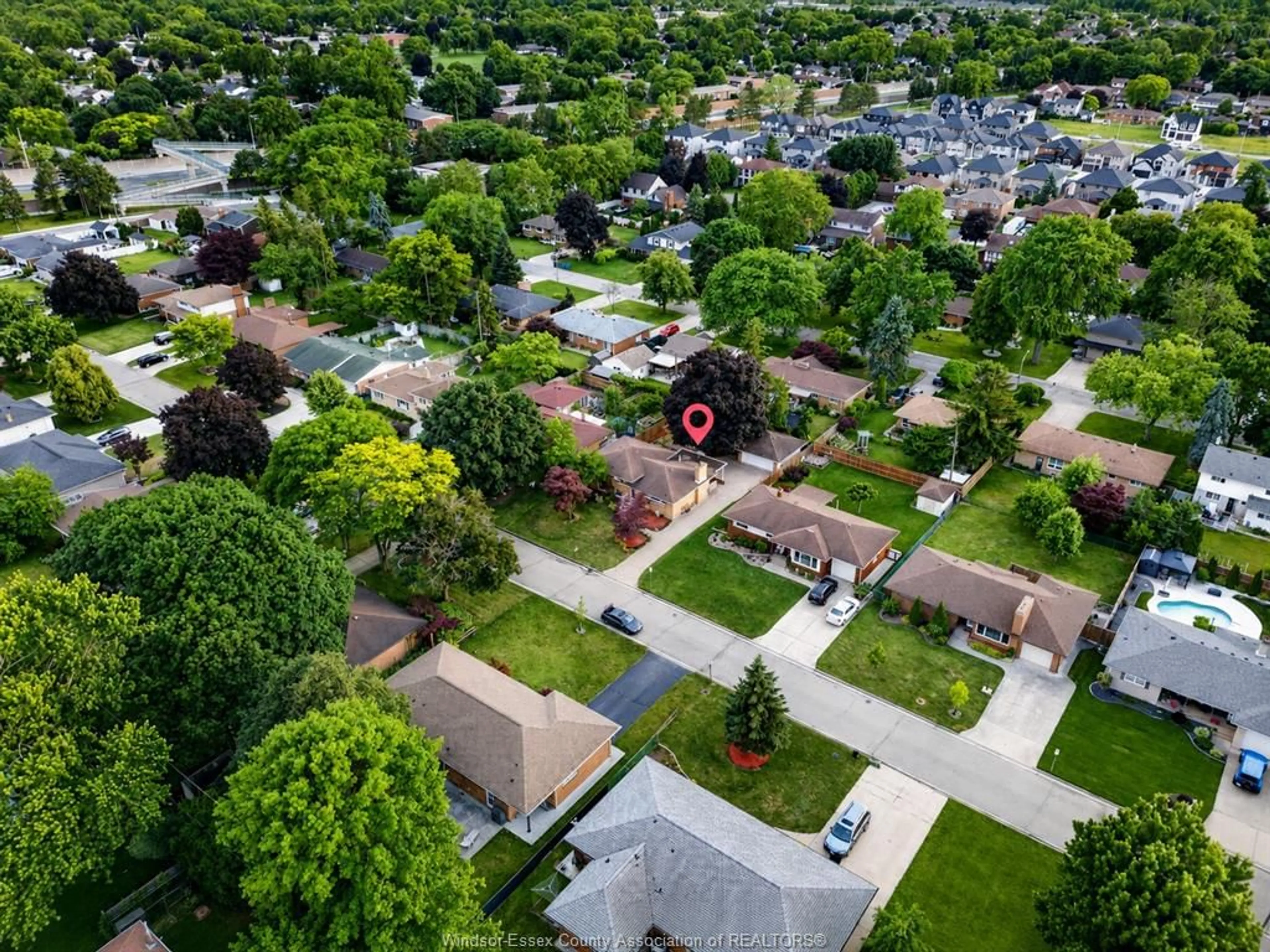 A pic from outside/outdoor area/front of a property/back of a property/a pic from drone, street for 2445 EVERTS, Windsor Ontario N9E 2T8