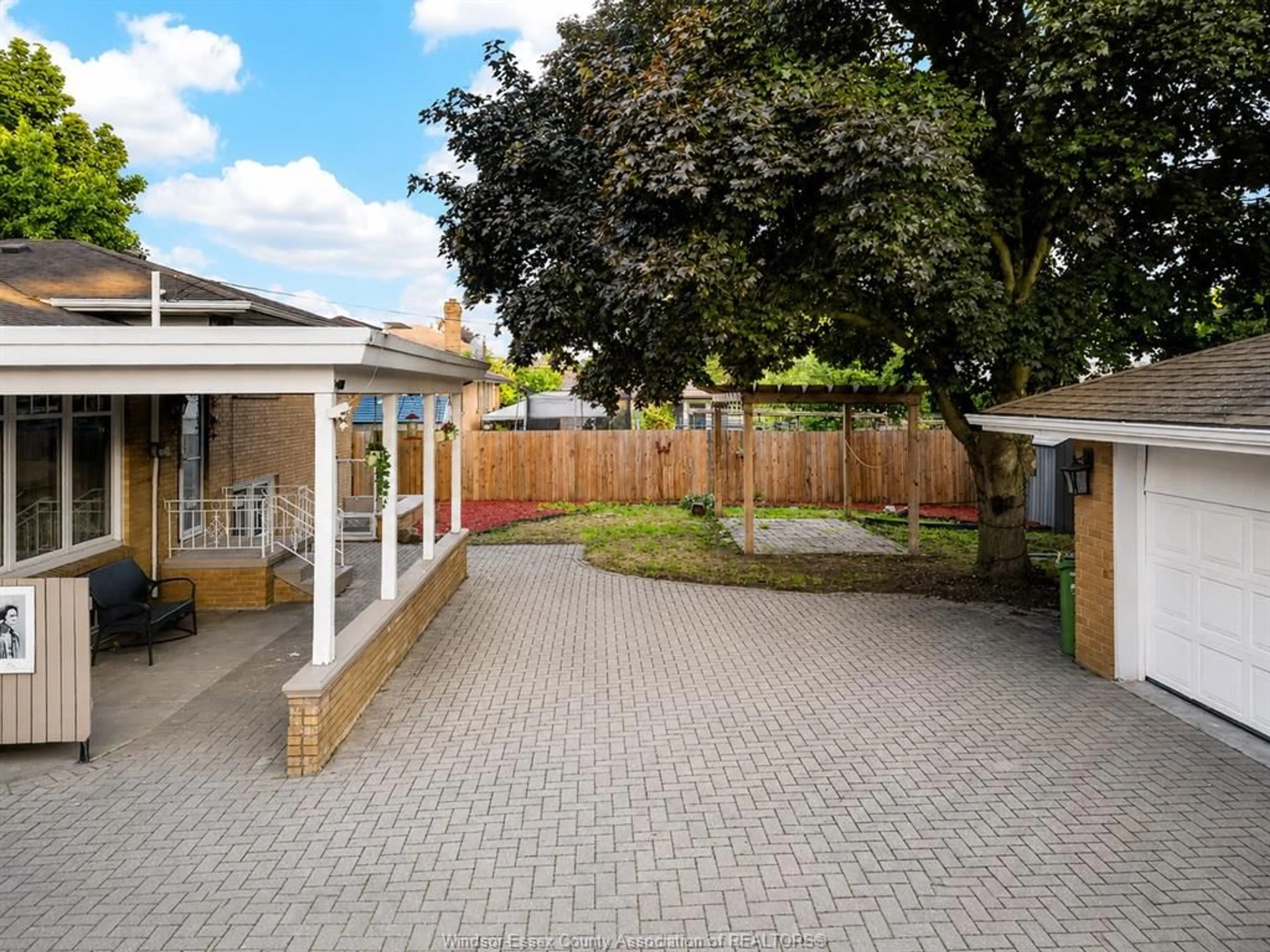 A pic from outside/outdoor area/front of a property/back of a property/a pic from drone, street for 2445 EVERTS, Windsor Ontario N9E 2T8