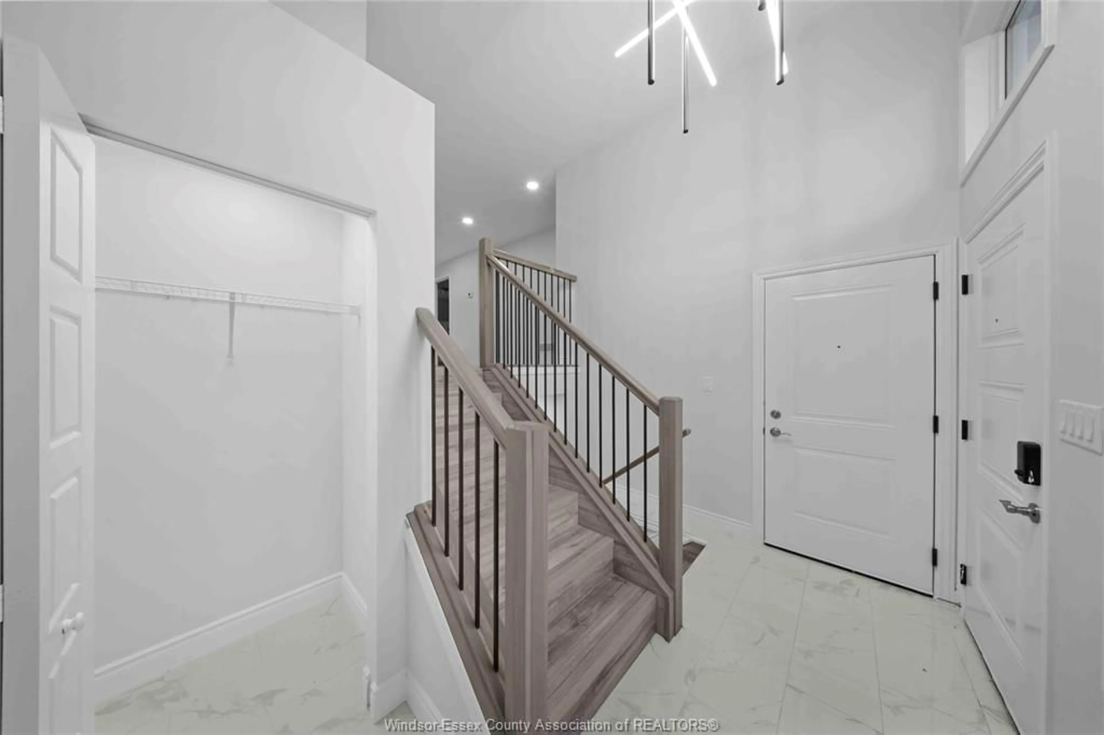 Indoor foyer for 2271 LOUIS Ave, Windsor Ontario N8X 4C2