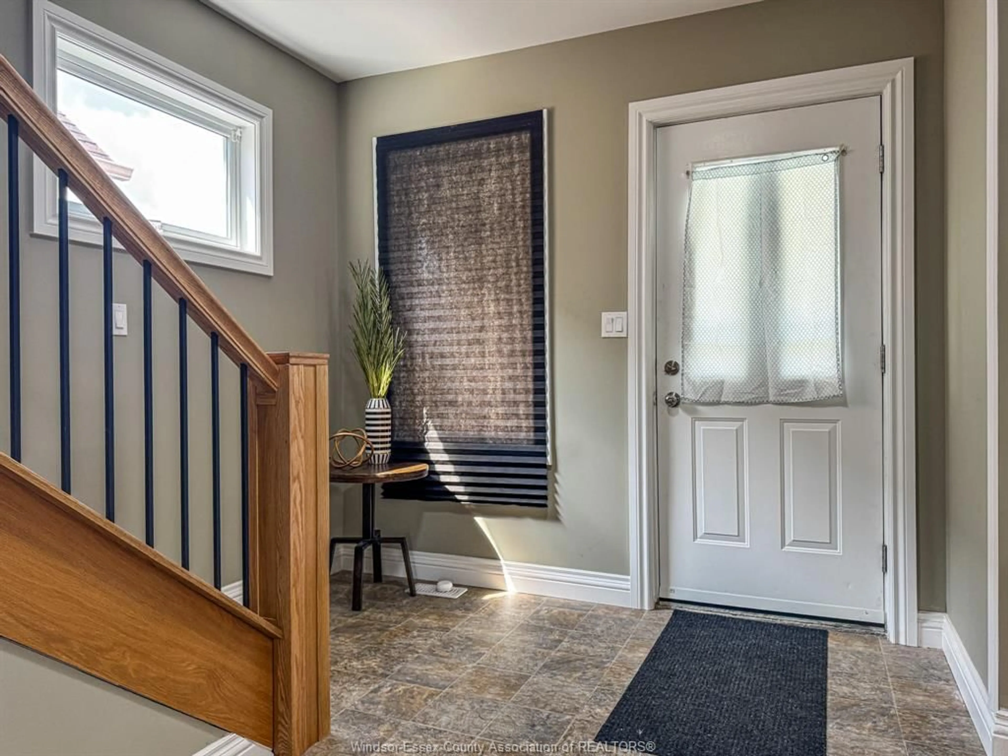 Indoor entryway for 1720 MARENTETTE Ave, Windsor Ontario N8X 4E6