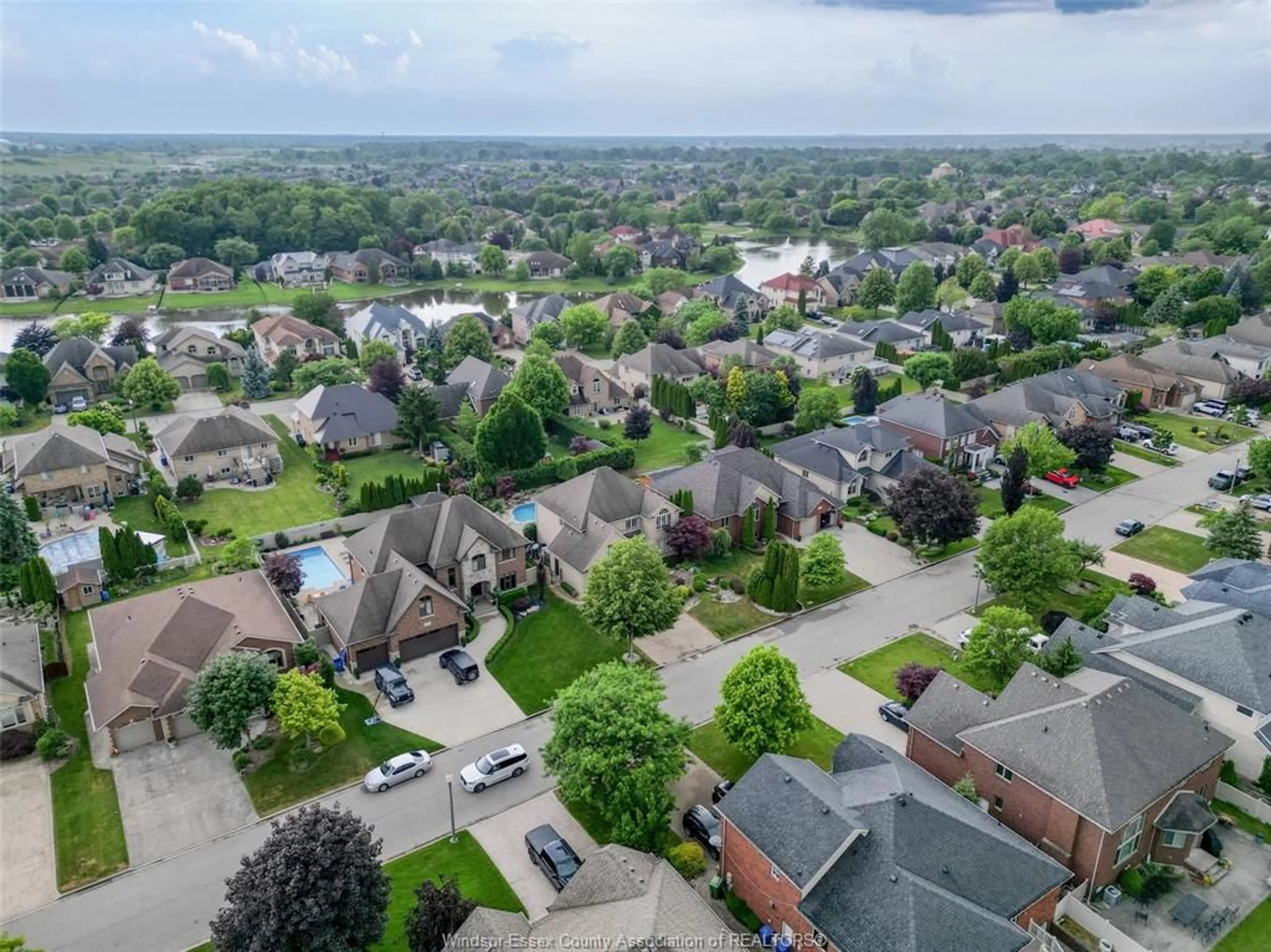 A pic from outside/outdoor area/front of a property/back of a property/a pic from drone, street for 937 PAVAN, Windsor Ontario N9G 2X5