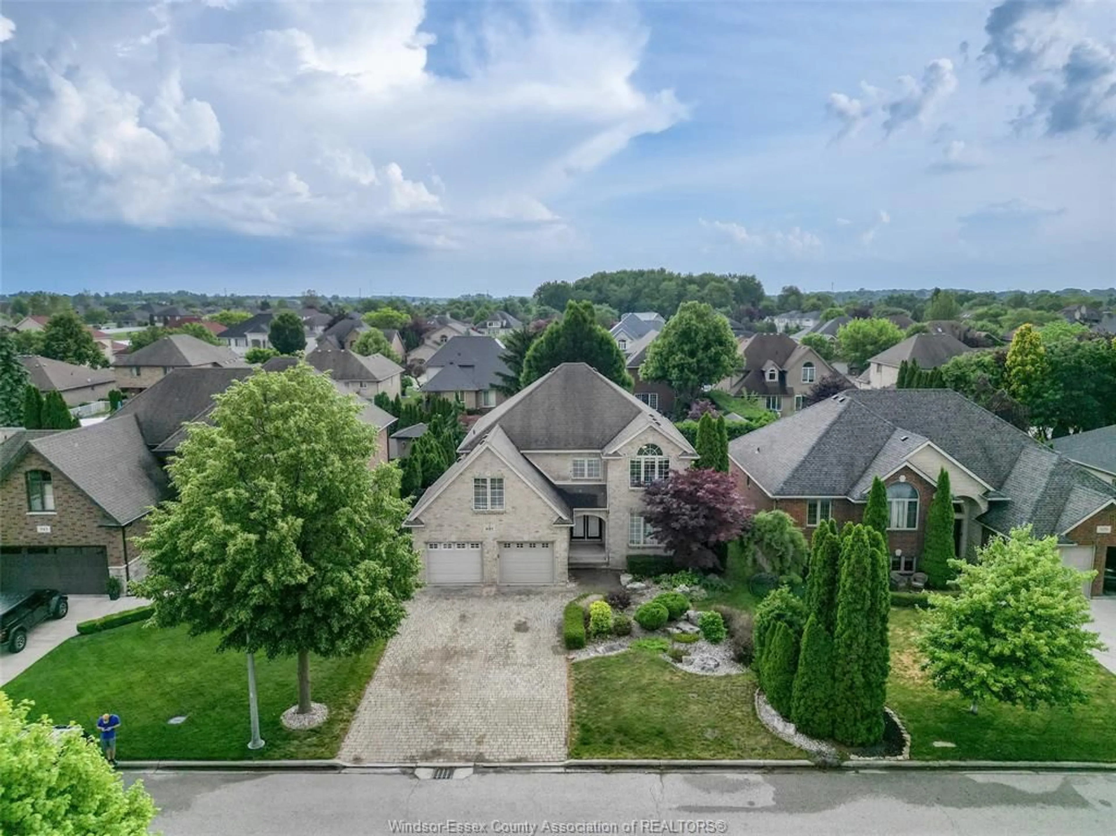 A pic from outside/outdoor area/front of a property/back of a property/a pic from drone, street for 937 PAVAN, Windsor Ontario N9G 2X5