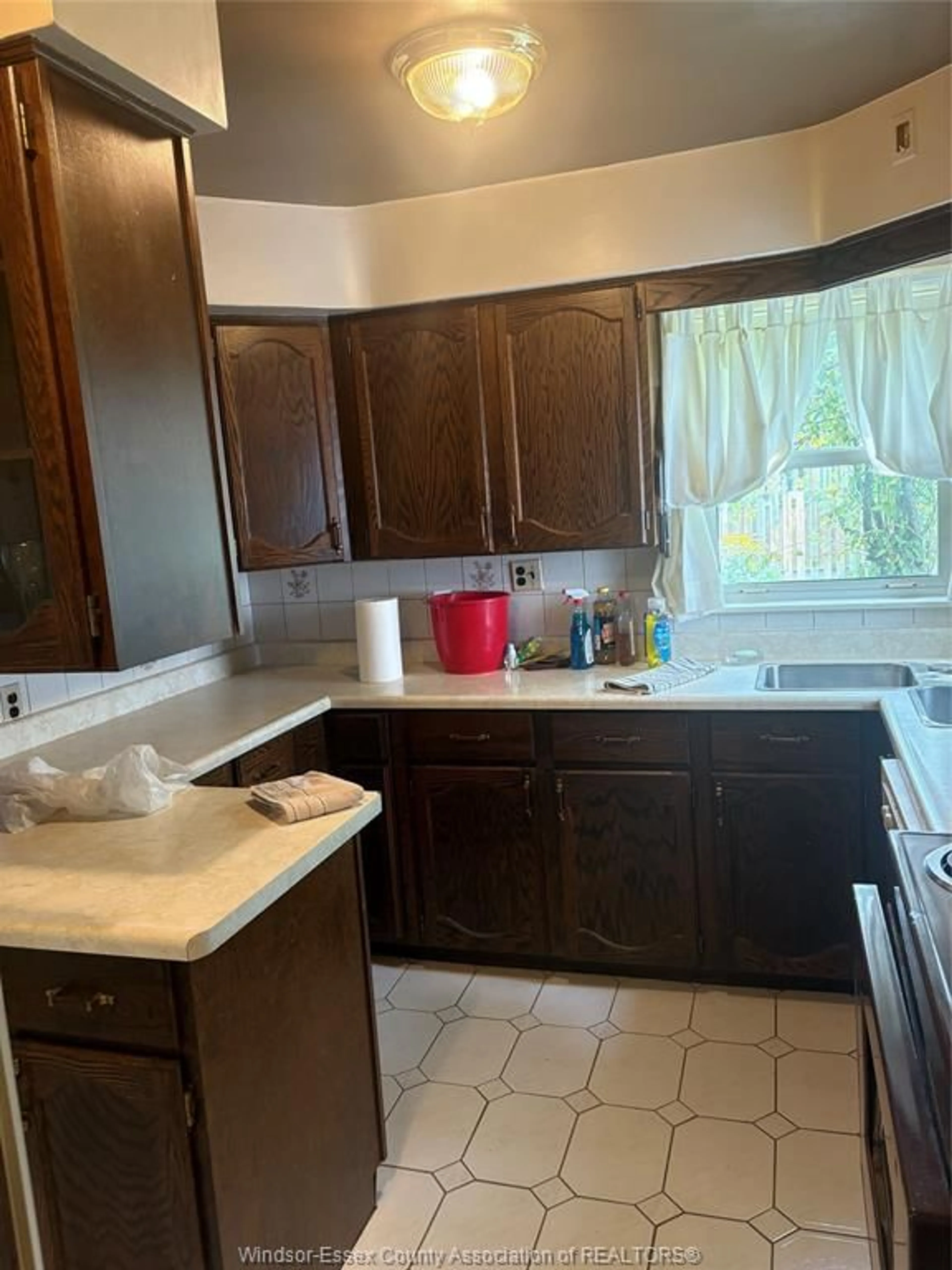 Standard kitchen, unknown for 2539 ST PATRICKS, Windsor Ontario N9E 3G5