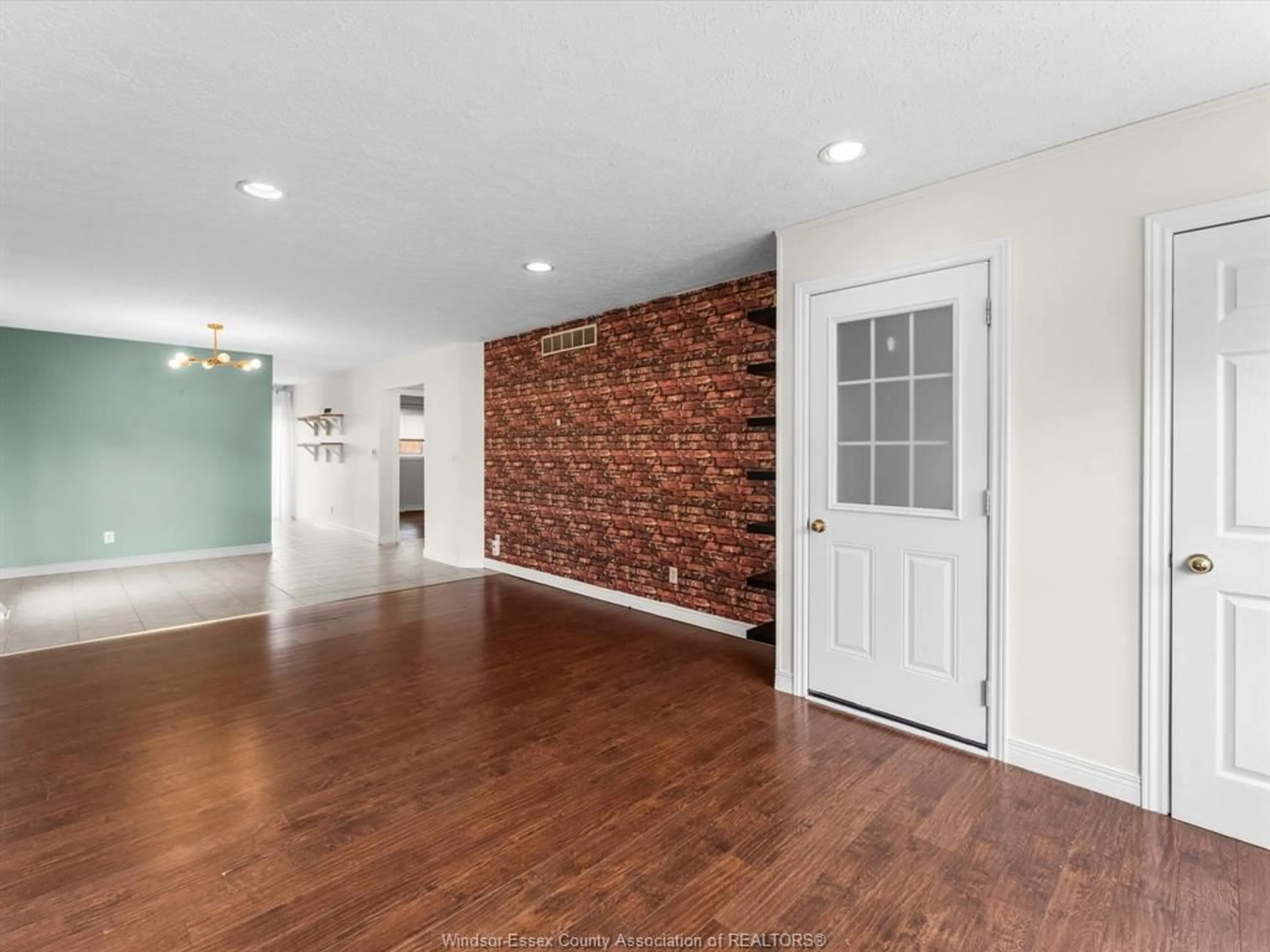 Indoor entryway for 294 Erieview Dr, Kingsville Ontario N9Y 1M4