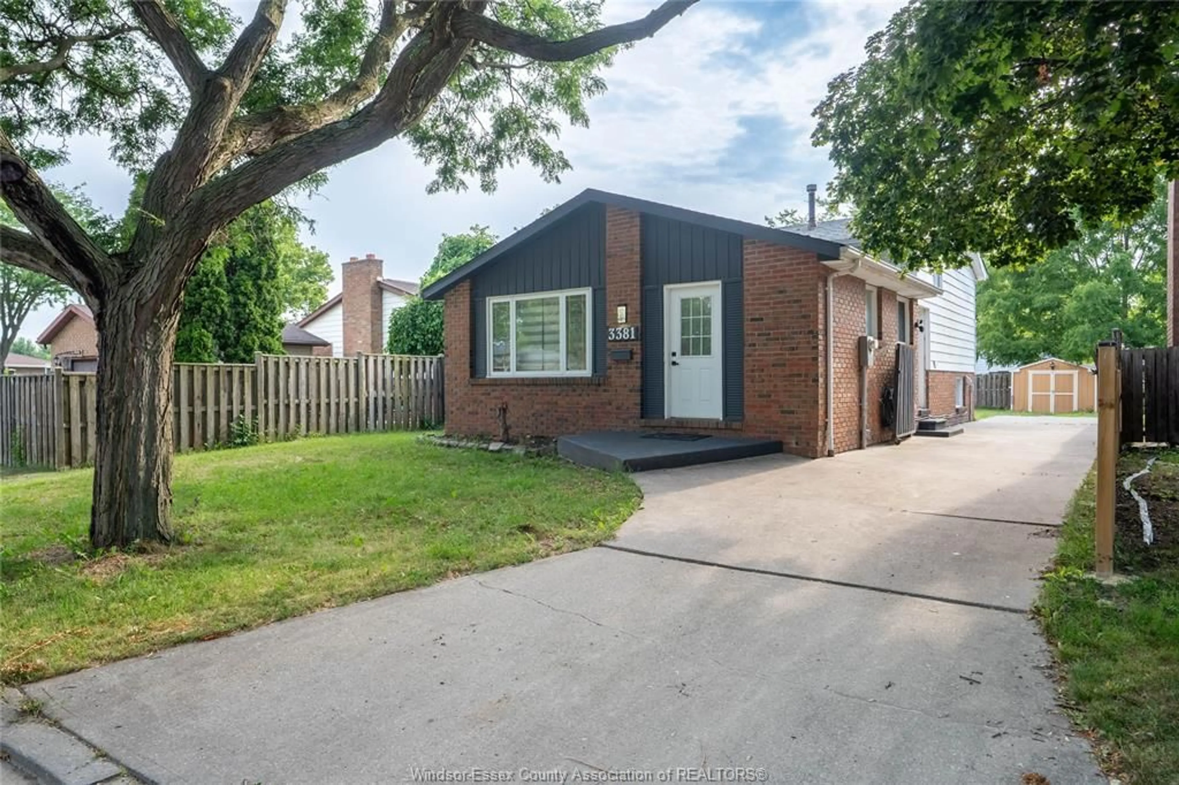 Unknown for 3381 Pineview Cres, Windsor Ontario N8R 2A6