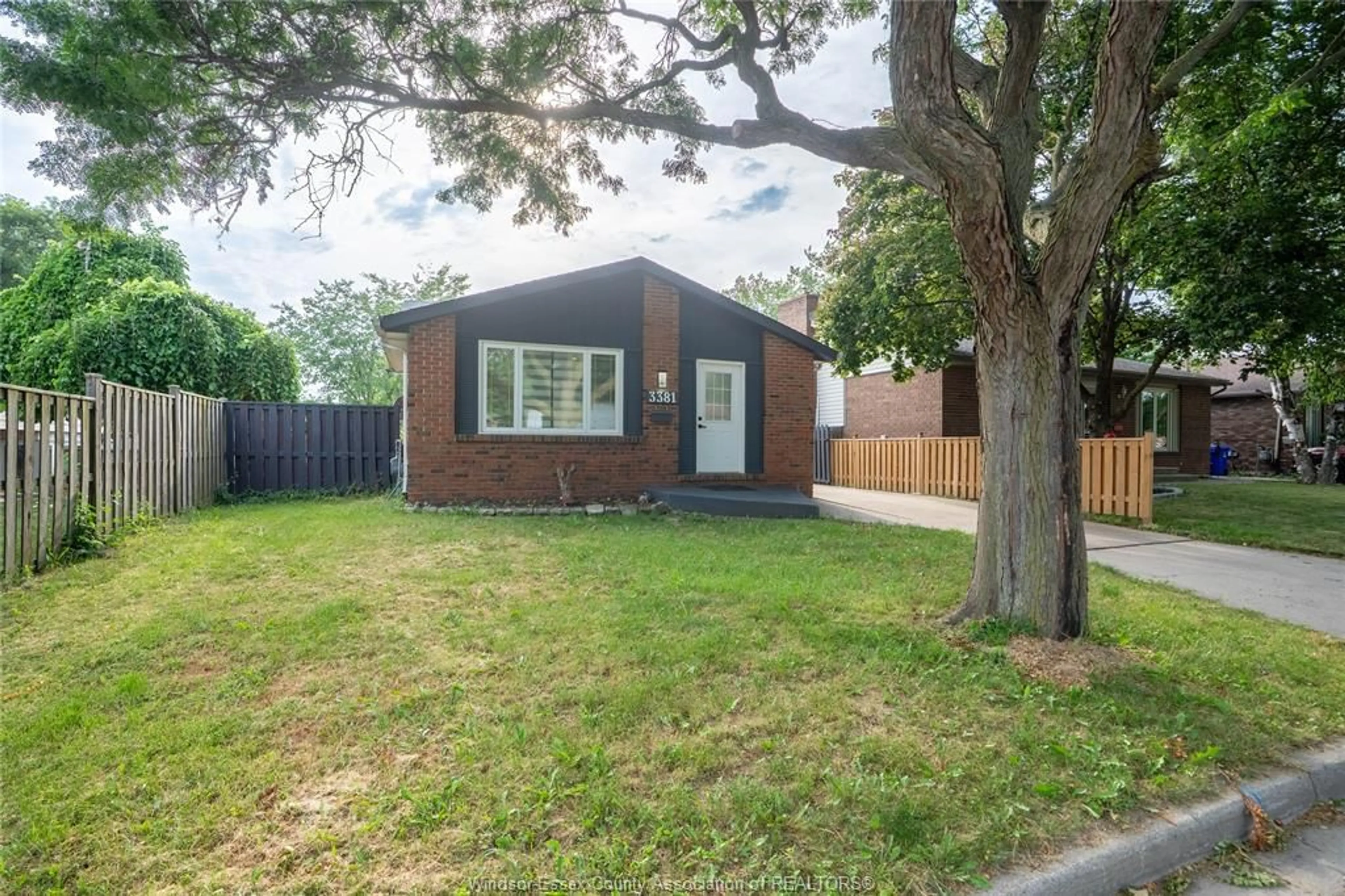 Unknown for 3381 Pineview Cres, Windsor Ontario N8R 2A6