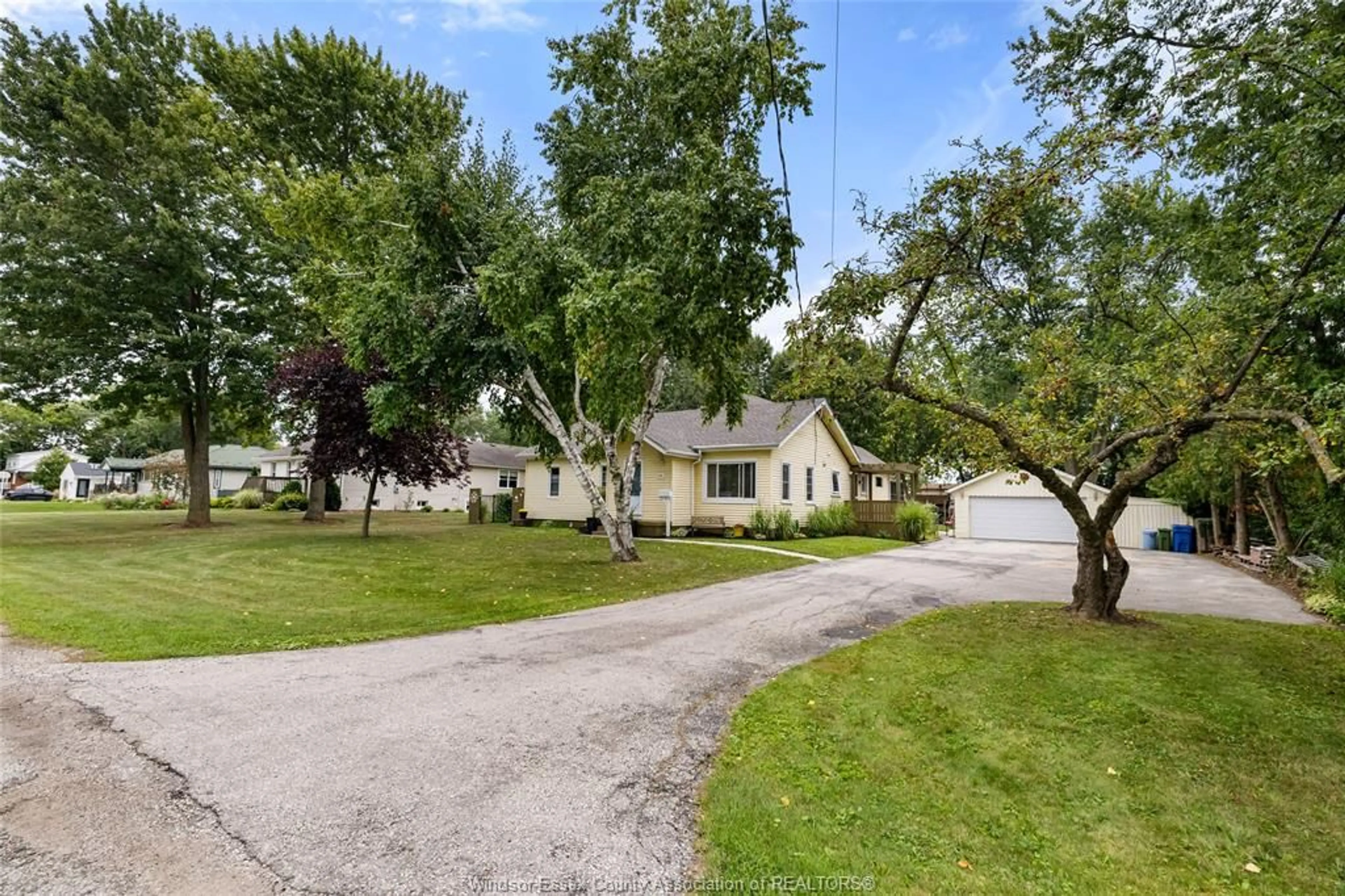 A pic from outside/outdoor area/front of a property/back of a property/a pic from drone, street for 1233 Croydon Dr, LaSalle Ontario N9H 1B3