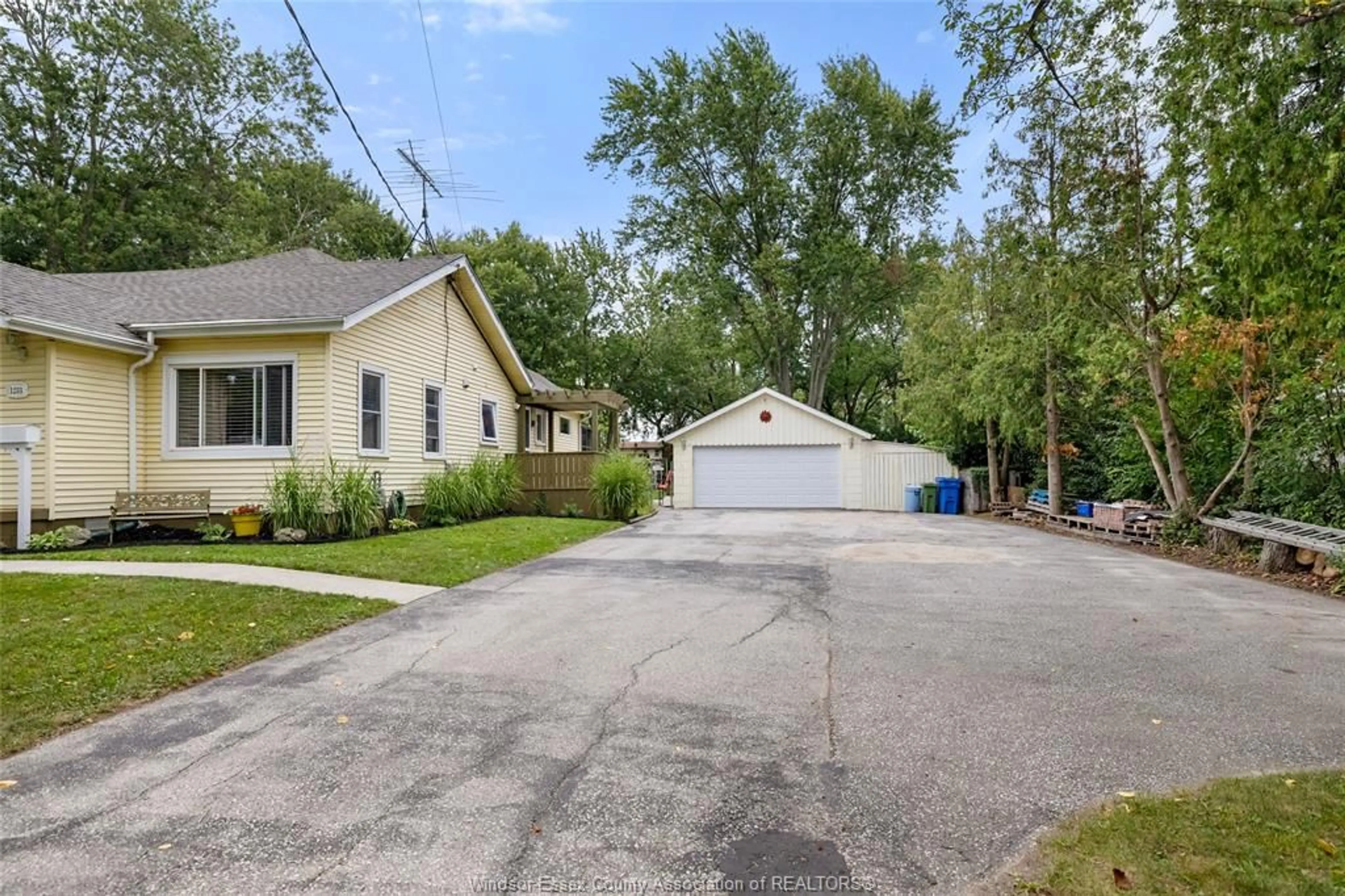 Unknown for 1233 Croydon Dr, LaSalle Ontario N9H 1B3