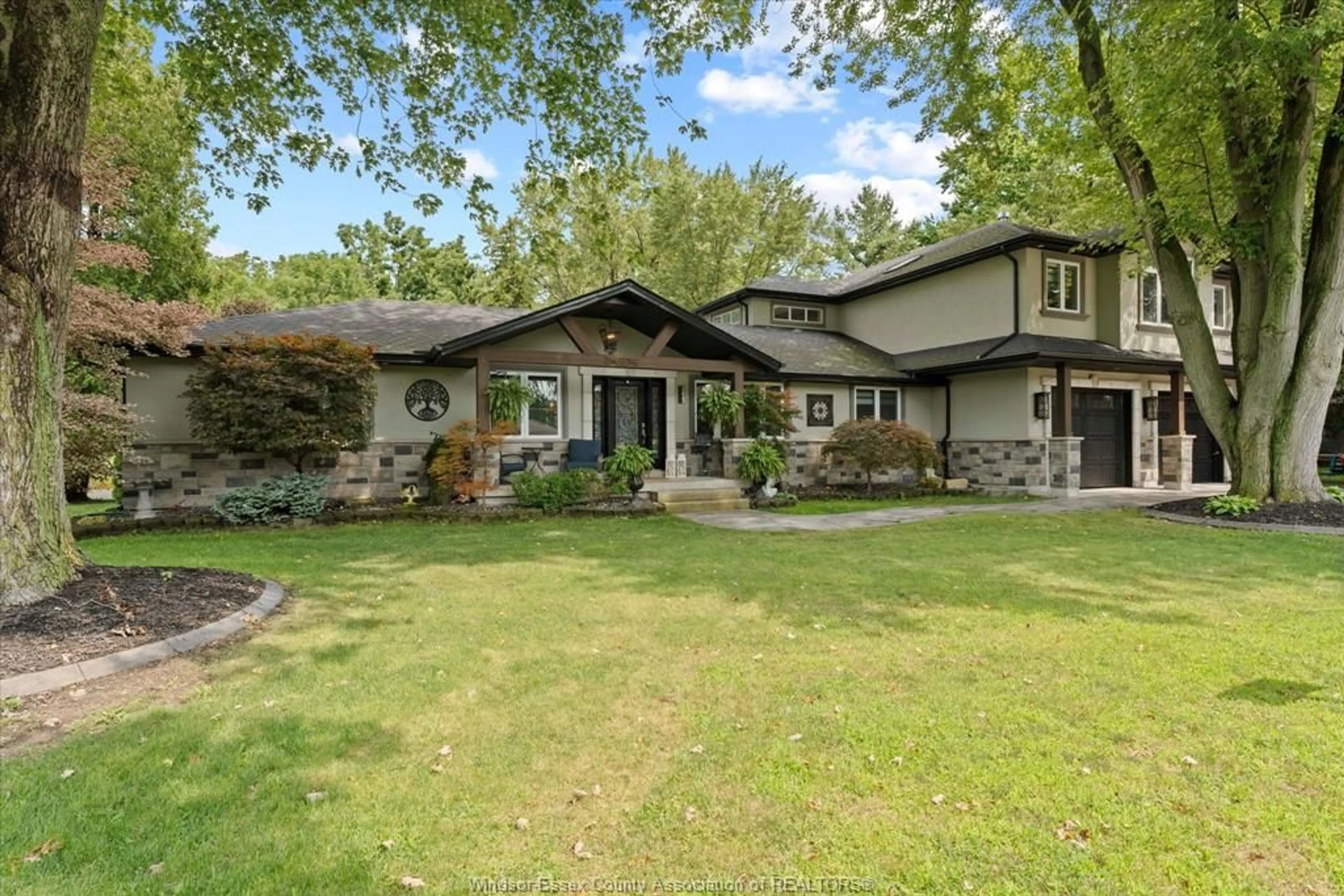 Home with vinyl exterior material, unknown for 1700 ORFORD, LaSalle Ontario N9J 1X3