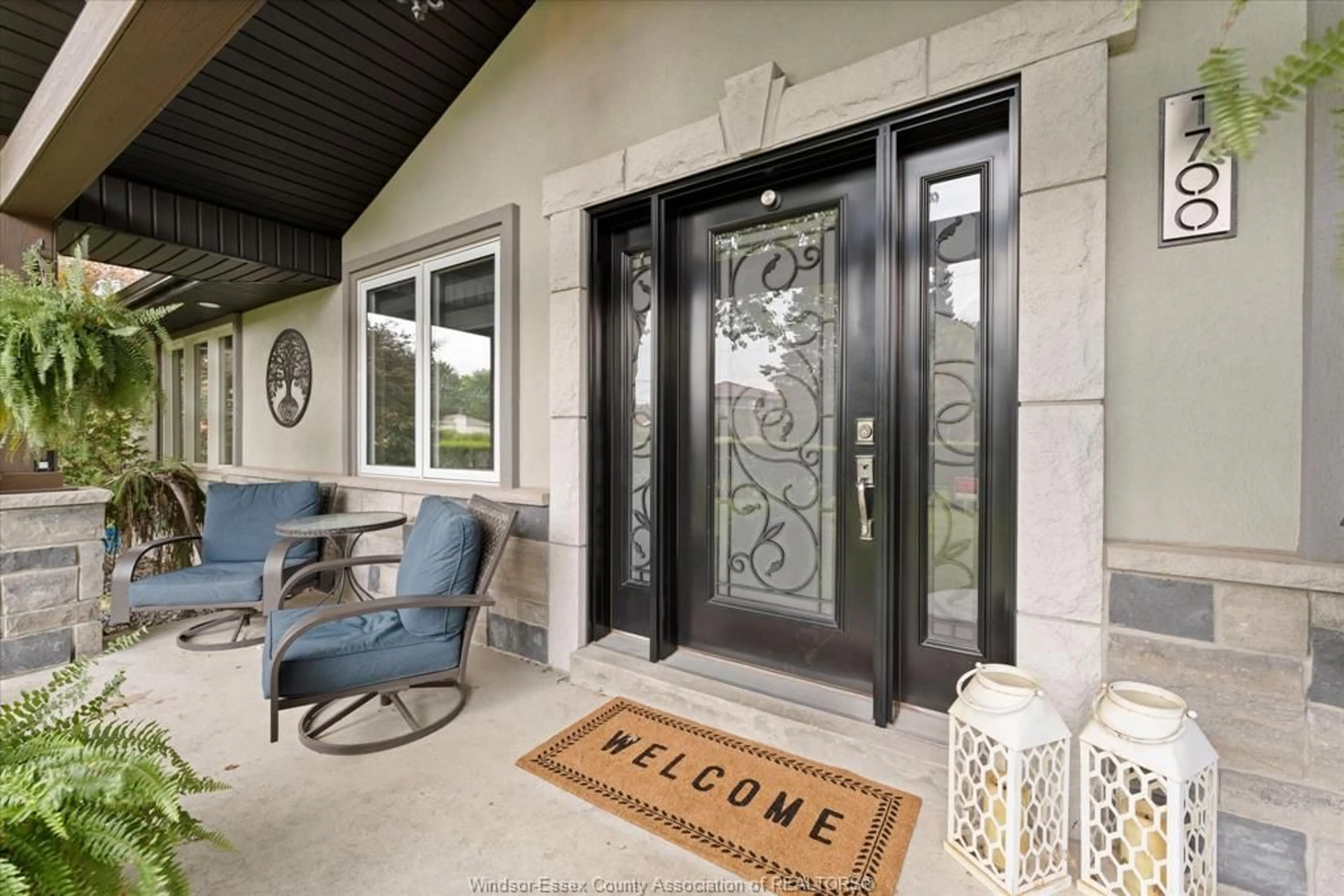 Indoor entryway for 1700 ORFORD, LaSalle Ontario N9J 1X3