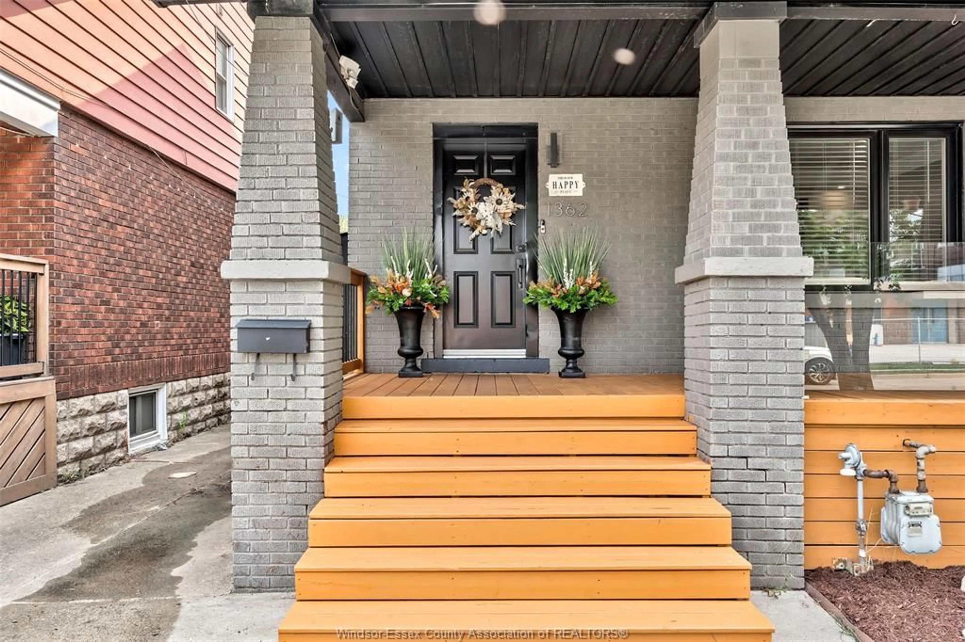 Indoor entryway for 1362 ELSMERE, Windsor Ontario N8X 4G8