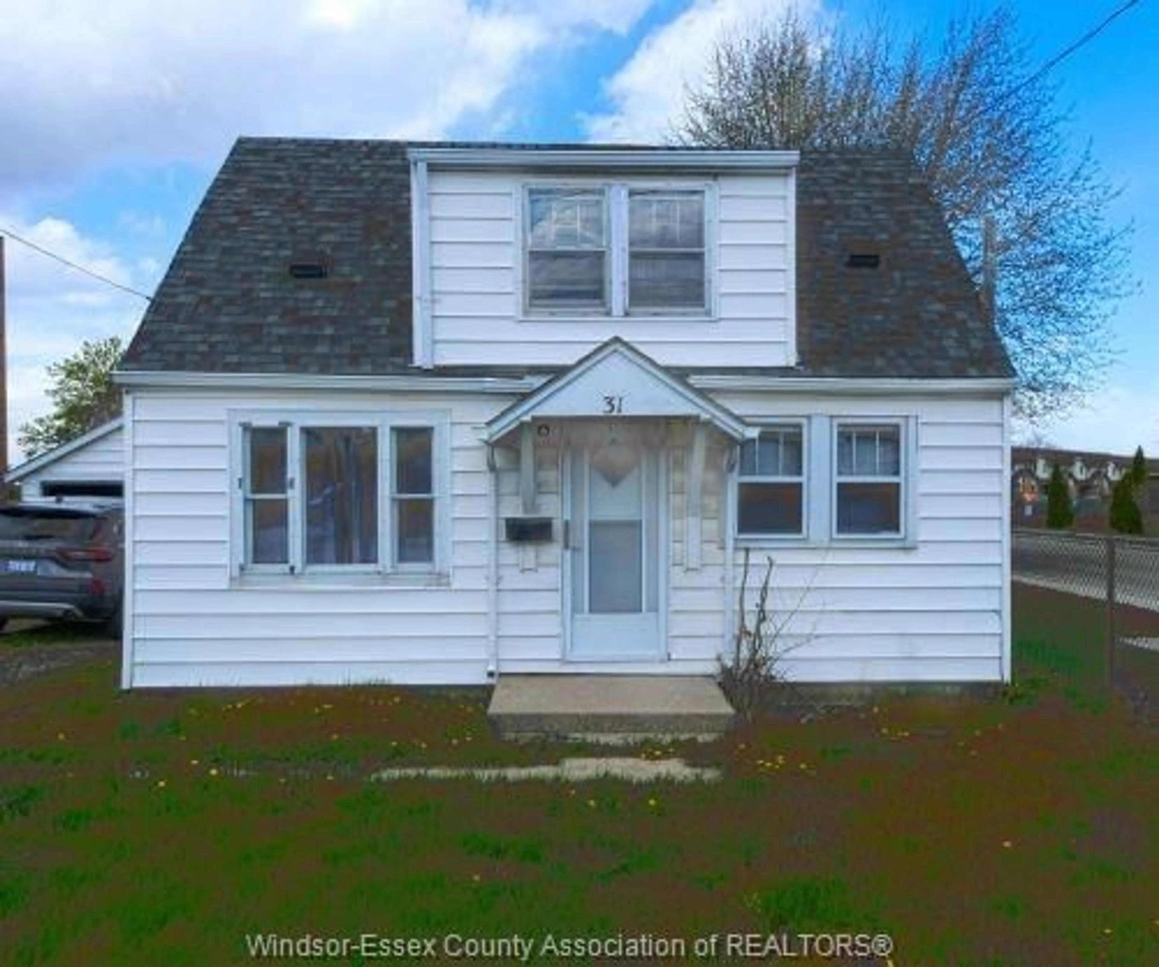 Home with vinyl exterior material, street for 31 Maidstone Ave, Essex Ontario N8M 2J3
