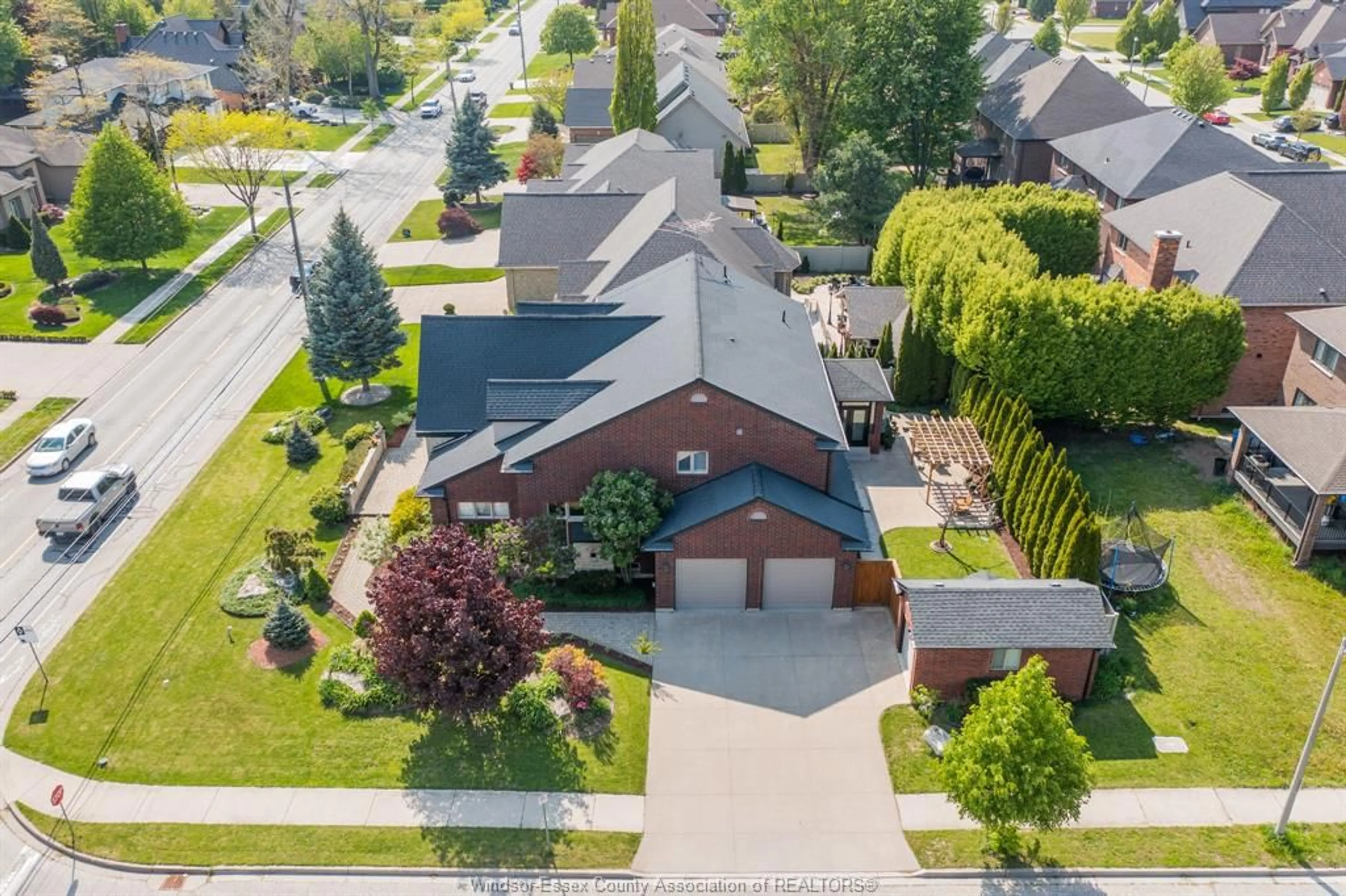A pic from outside/outdoor area/front of a property/back of a property/a pic from drone, street for 2990 NORMANDY St, LaSalle Ontario N9H 2P2