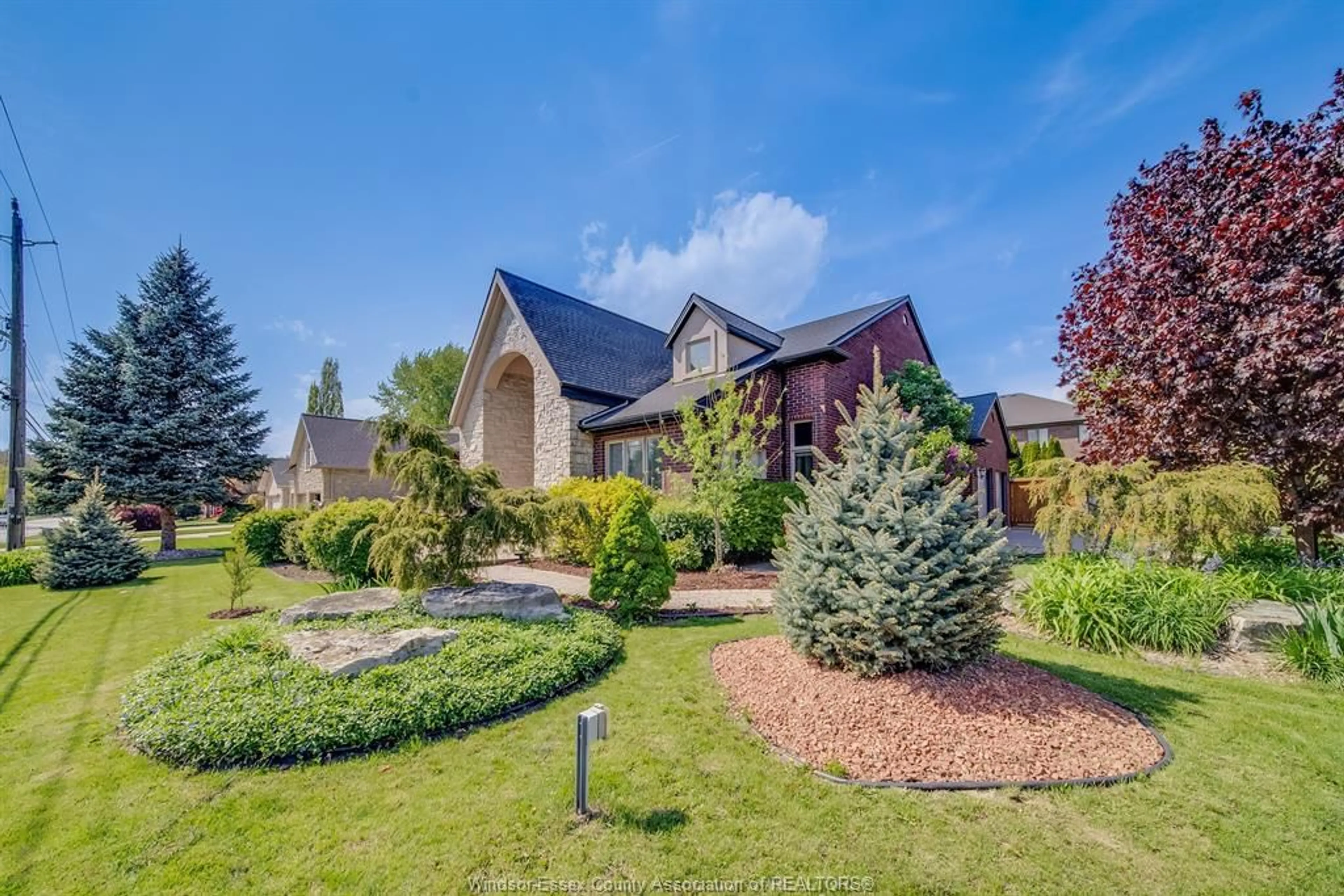 A pic from outside/outdoor area/front of a property/back of a property/a pic from drone, unknown for 2990 NORMANDY St, LaSalle Ontario N9H 2P2