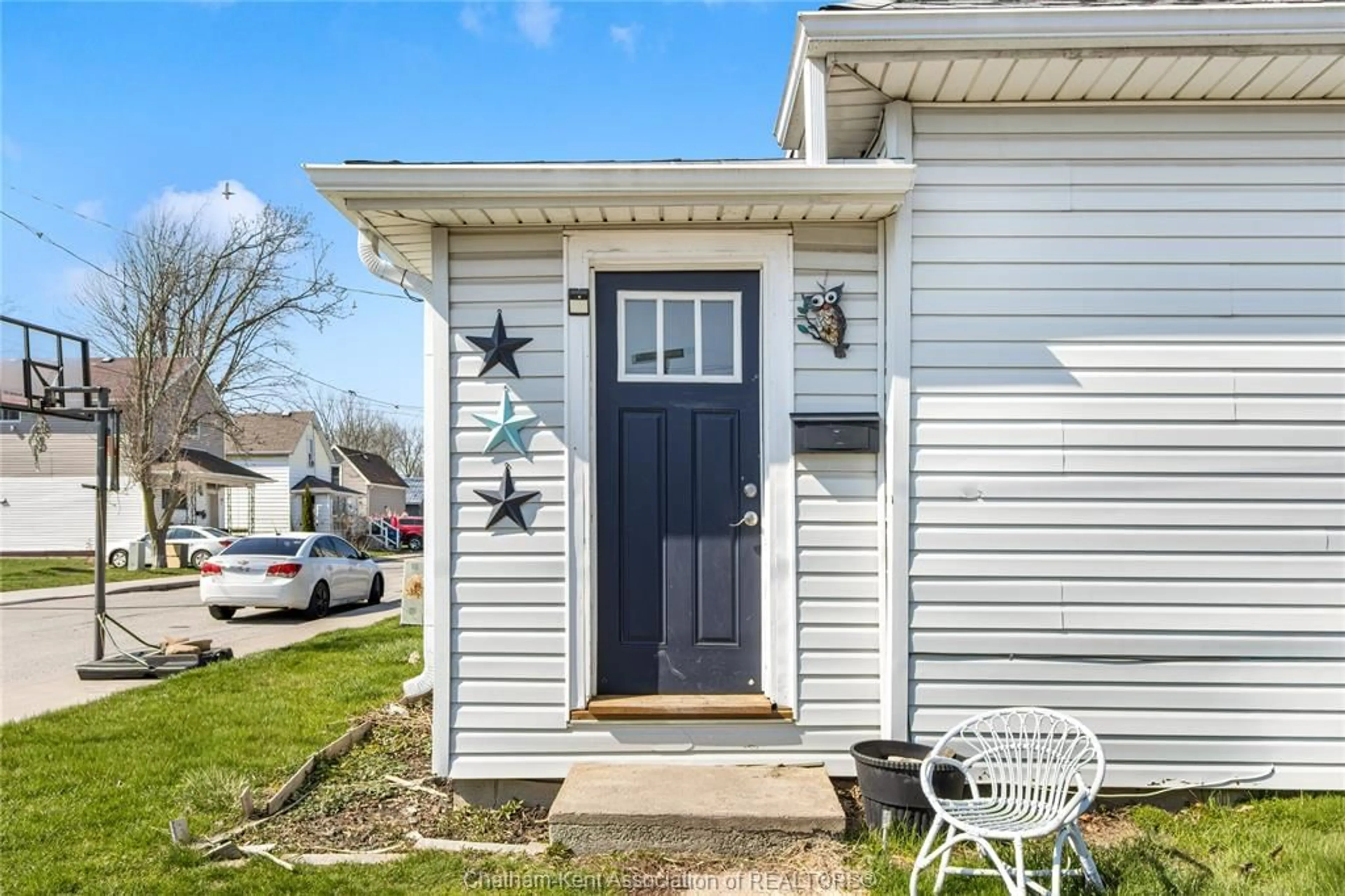 Home with vinyl exterior material, street for 23 DEGGE St, Chatham Ontario N7M 4X3