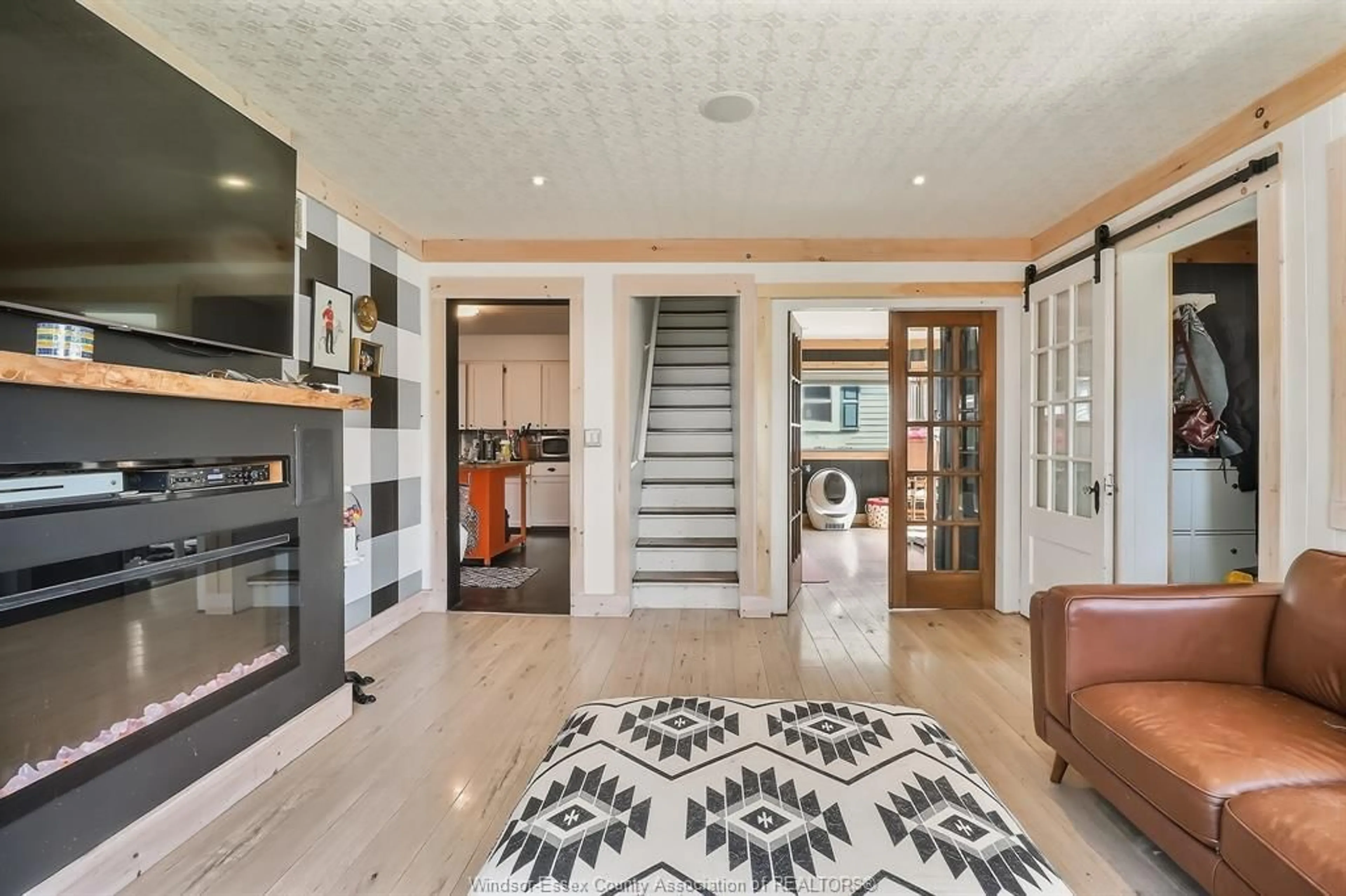 Indoor entryway for 69 IRWIN, Essex Ontario N8M 2S7