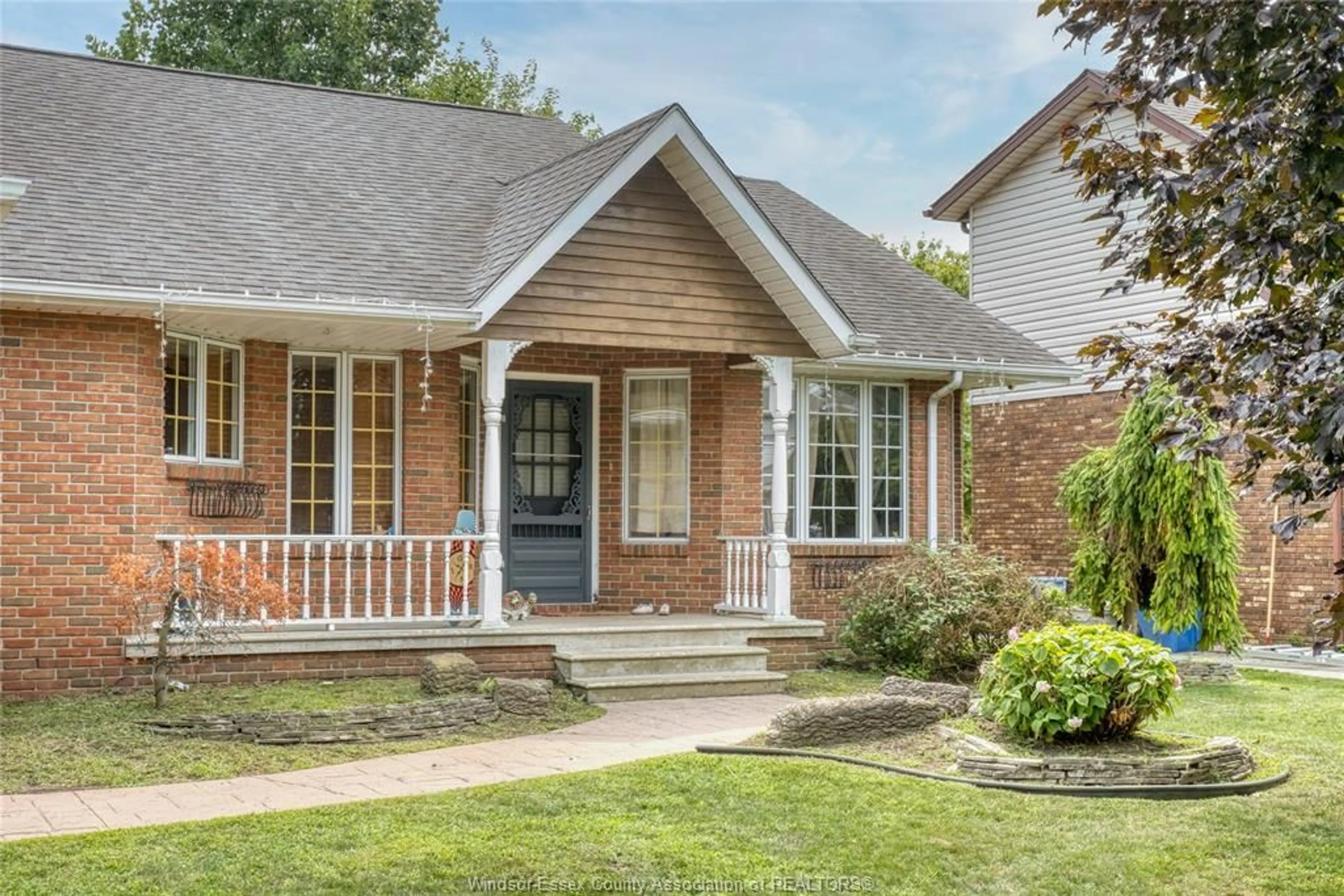 Home with brick exterior material, street for 54 SHAWNEE Crt, Leamington Ontario N8H 5A9