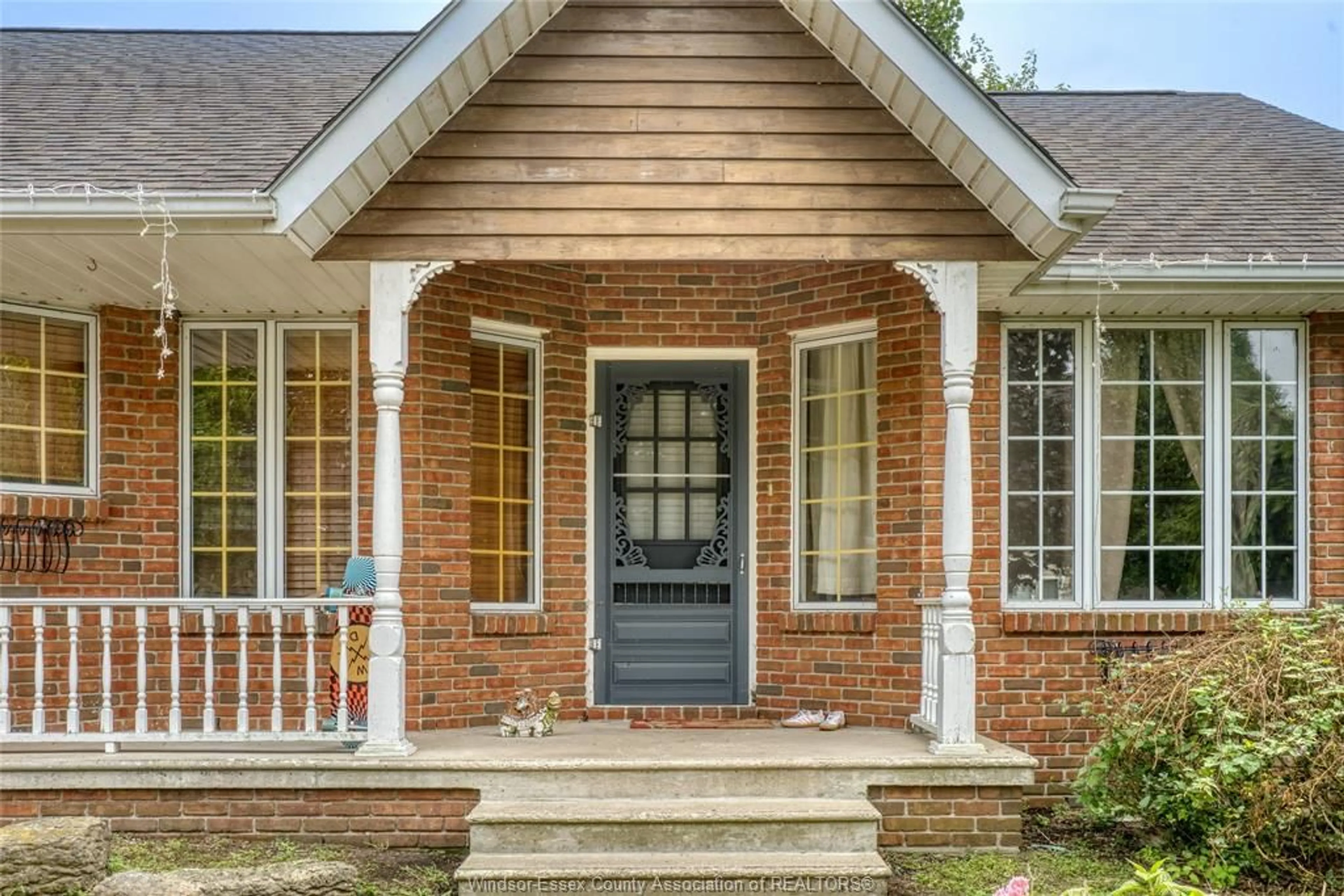 Home with brick exterior material, street for 54 SHAWNEE Crt, Leamington Ontario N8H 5A9