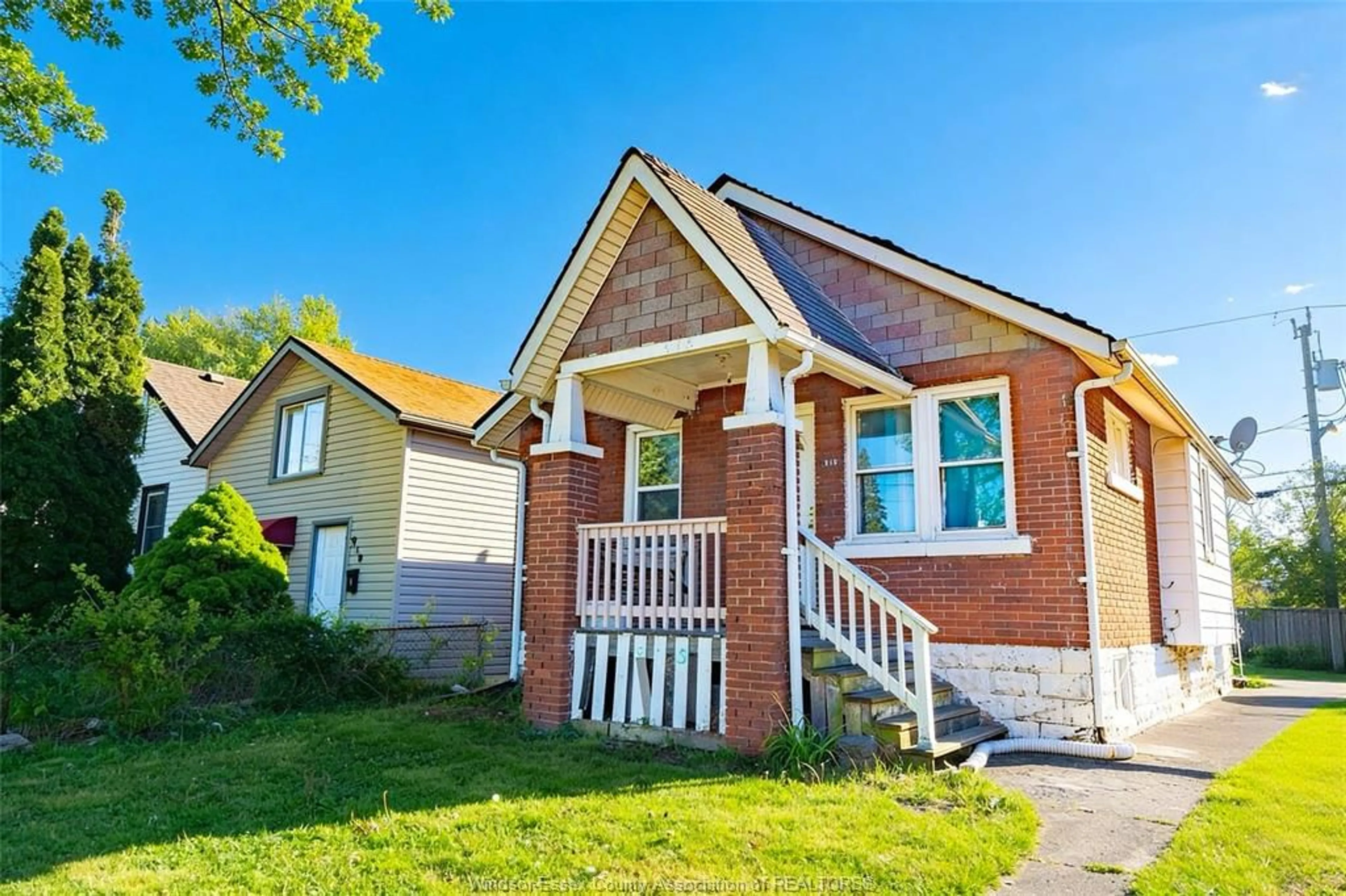 Home with brick exterior material, street for 915 JOSEPHINE, Windsor Ontario N9B 2L4