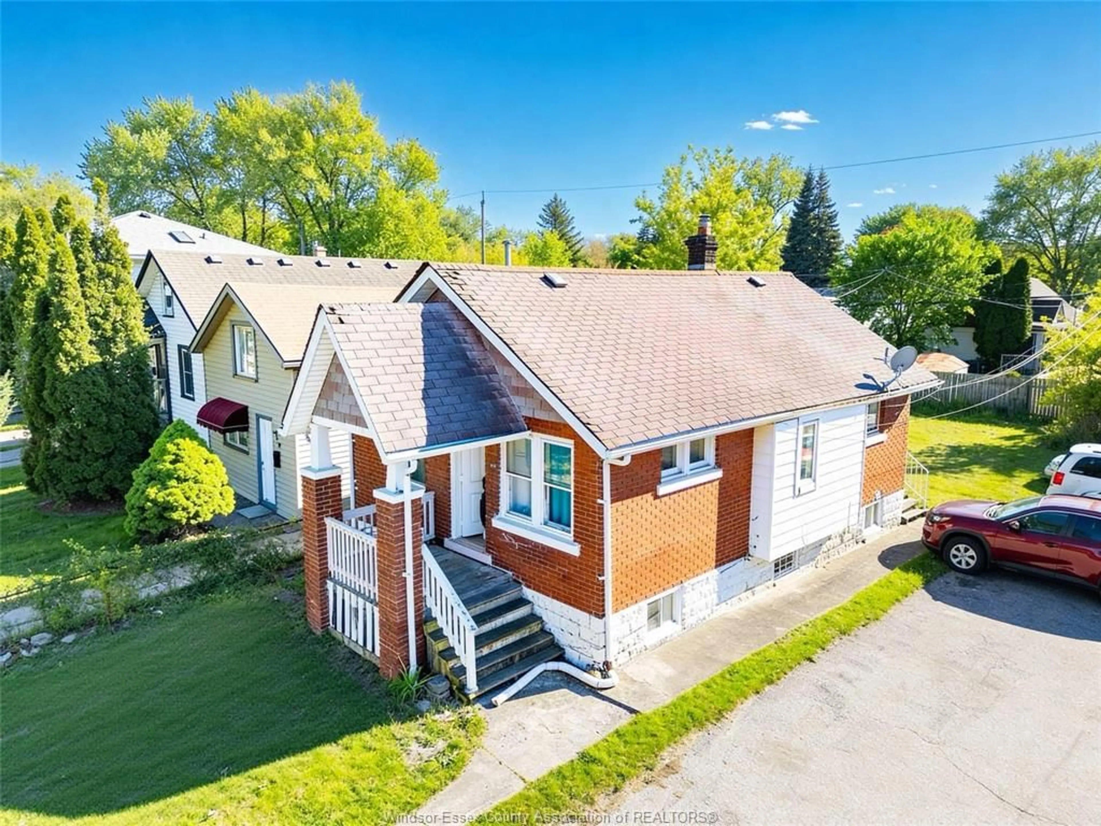 A pic from outside/outdoor area/front of a property/back of a property/a pic from drone, street for 915 JOSEPHINE, Windsor Ontario N9B 2L4