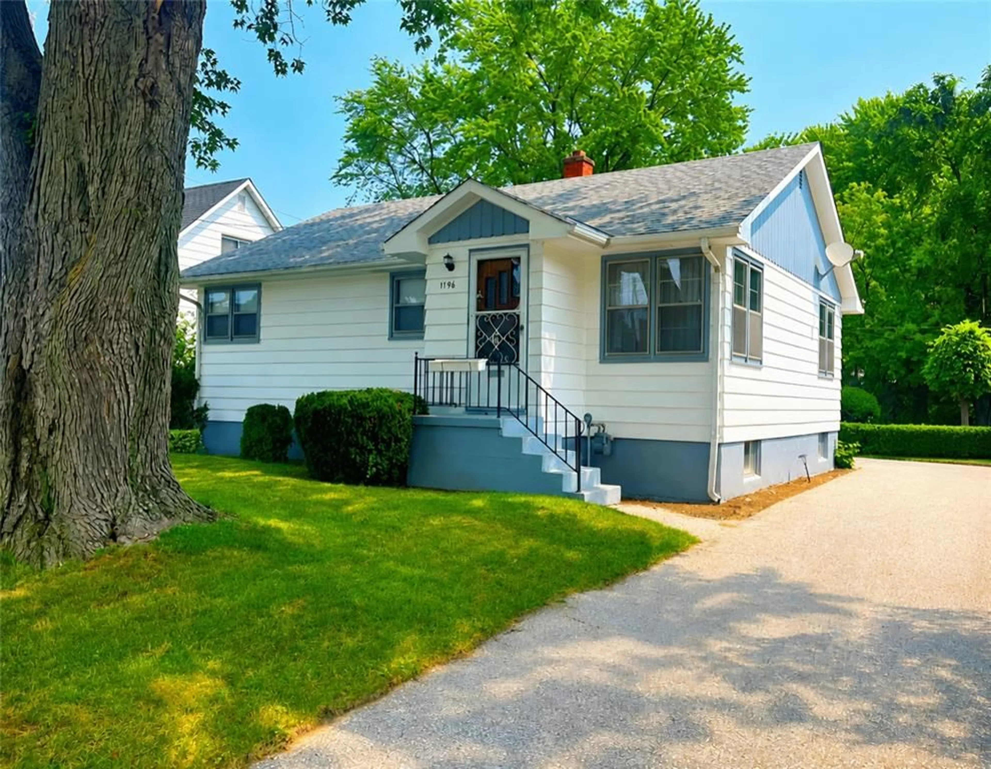 Home with vinyl exterior material, street for 1196 Carr St, Sarnia Ontario N7S 3A4
