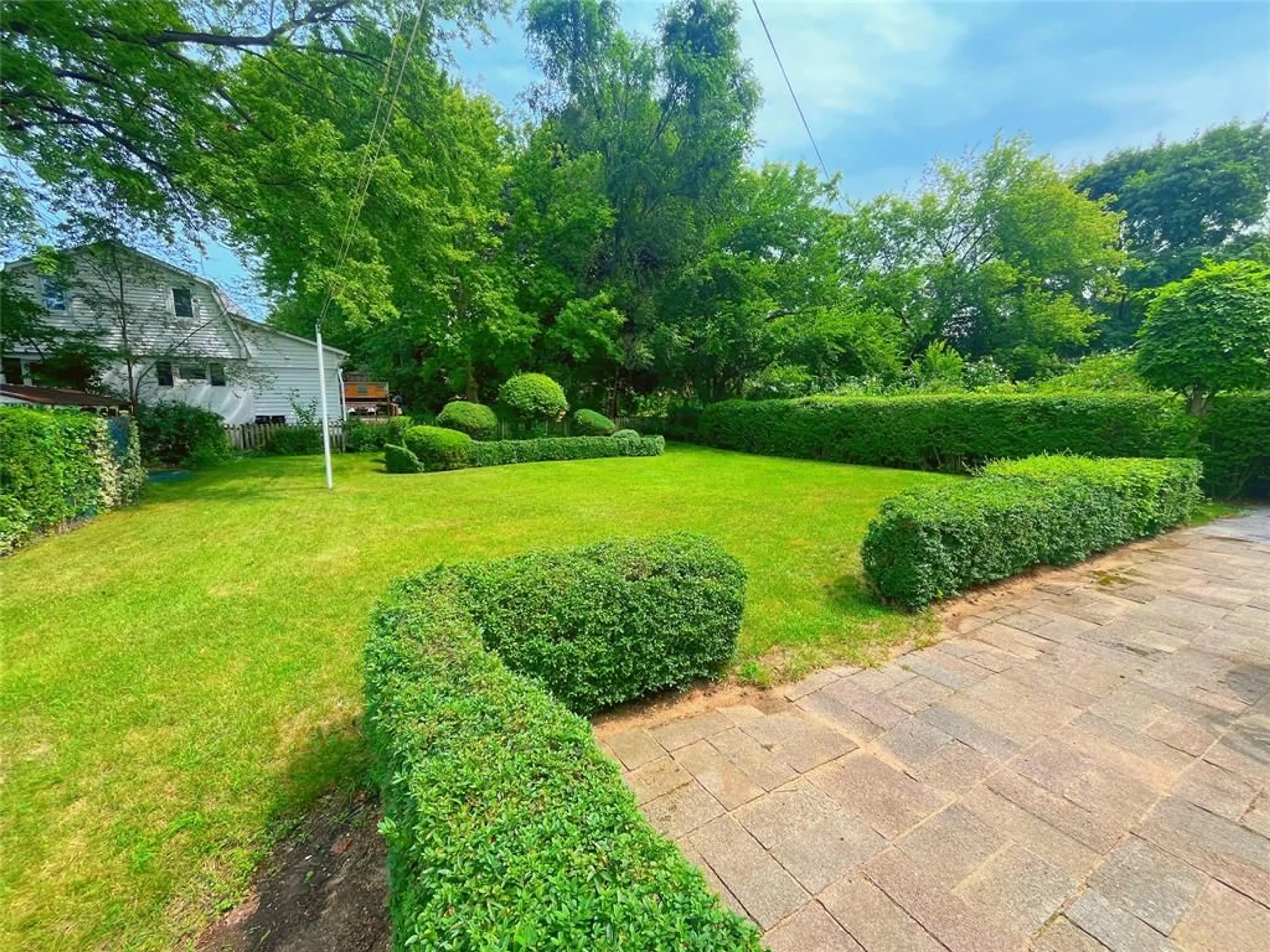 A pic from outside/outdoor area/front of a property/back of a property/a pic from drone, unknown for 1196 Carr St, Sarnia Ontario N7S 3A4