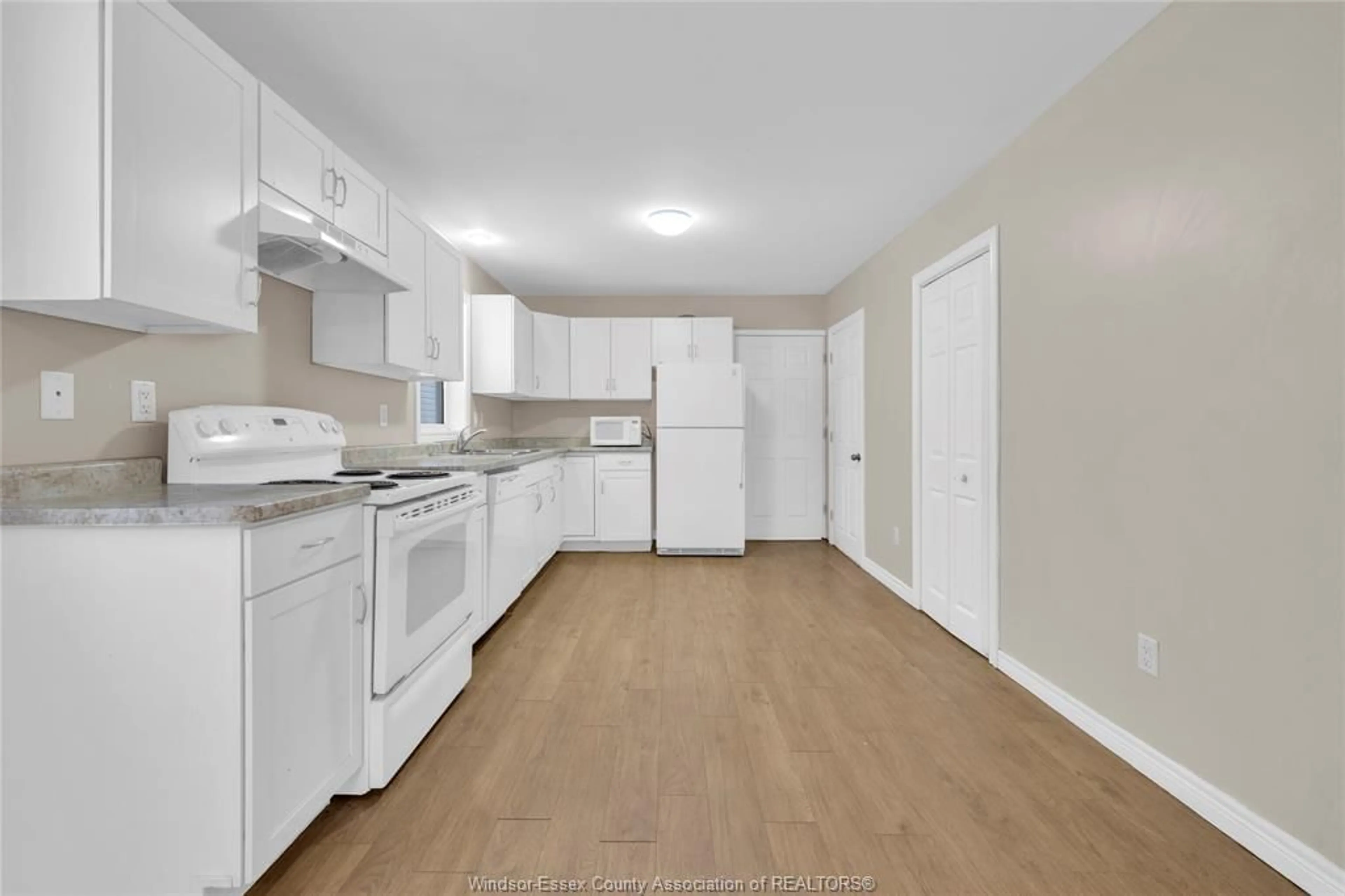 Standard kitchen, unknown for 522 BRIDGE, Windsor Ontario N9B 2M4