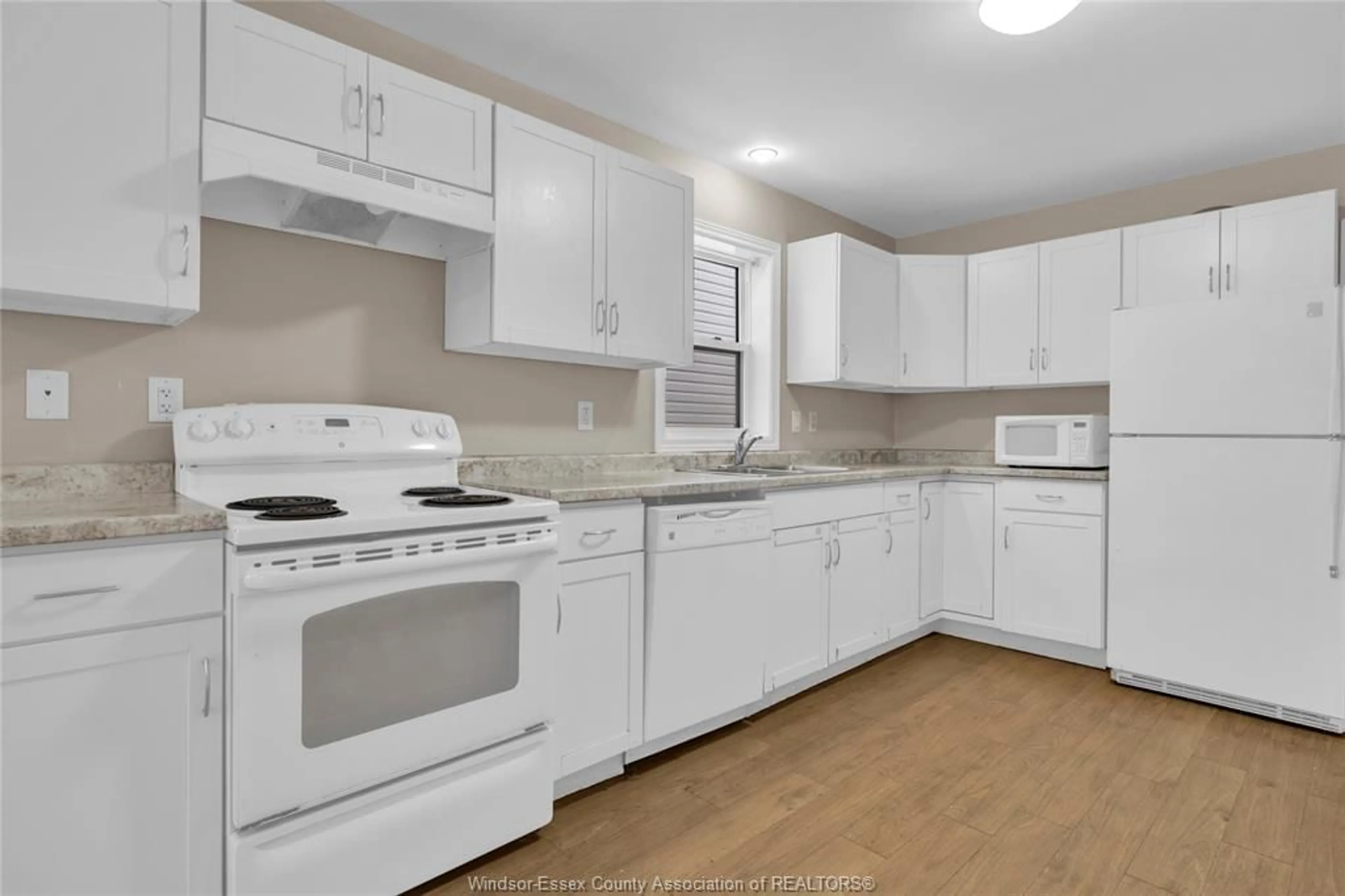 Standard kitchen, unknown for 522 BRIDGE, Windsor Ontario N9B 2M4