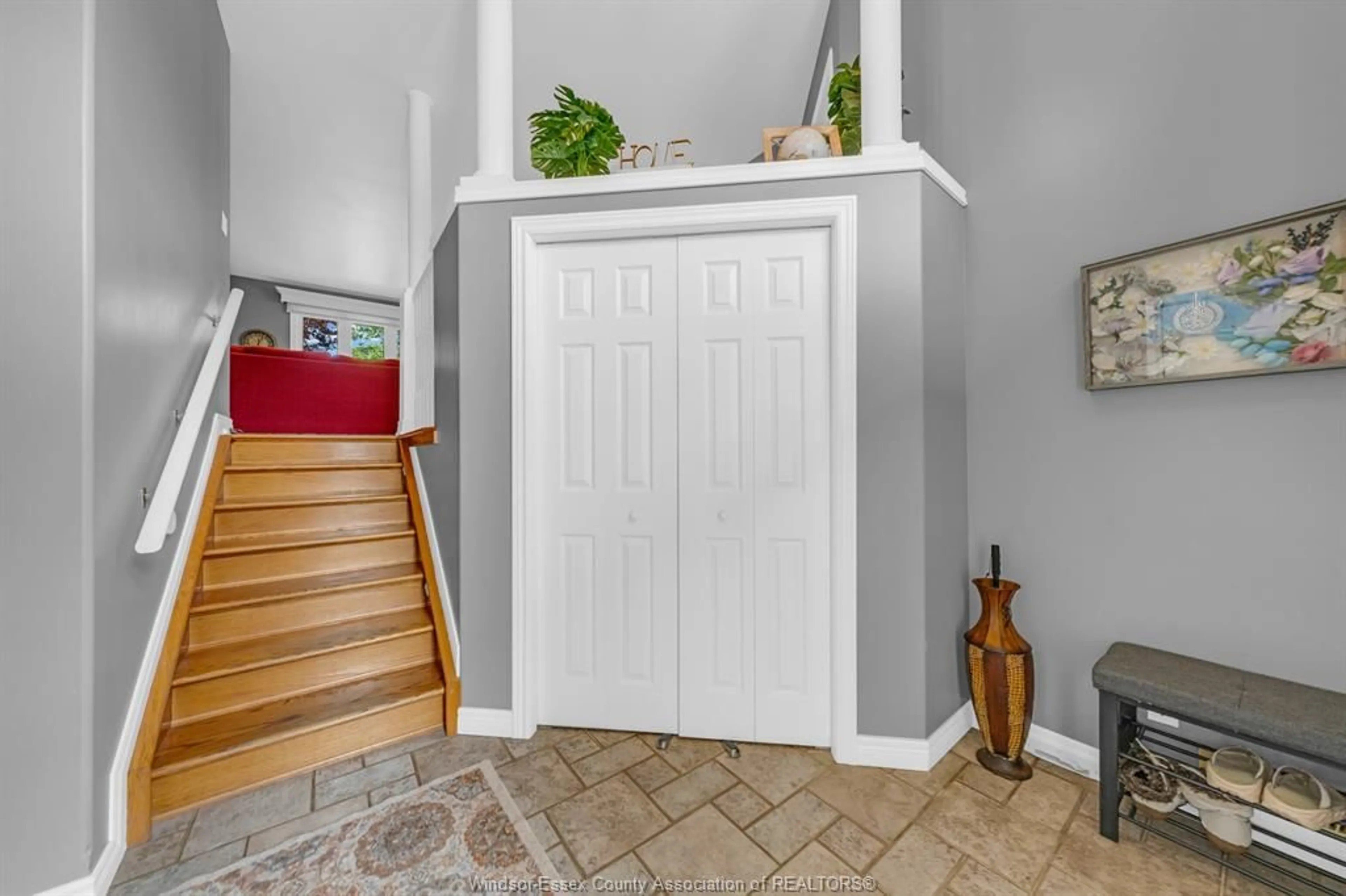 Indoor entryway for 68 Wakefield Ave, Leamington Ontario N8H 5J8