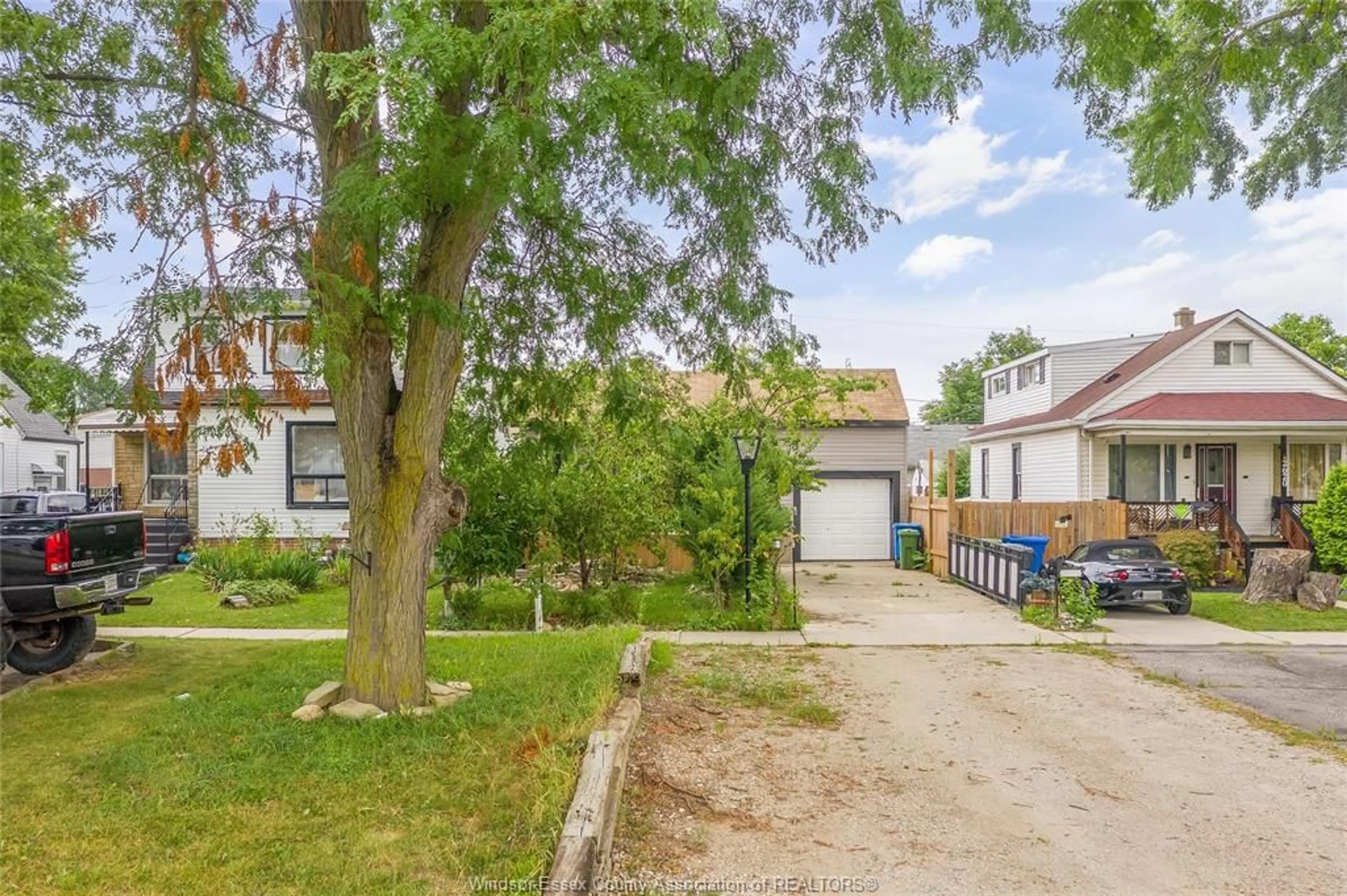 A pic from outside/outdoor area/front of a property/back of a property/a pic from drone, street for 2616 PARENT, Windsor Ontario N8X 4K4