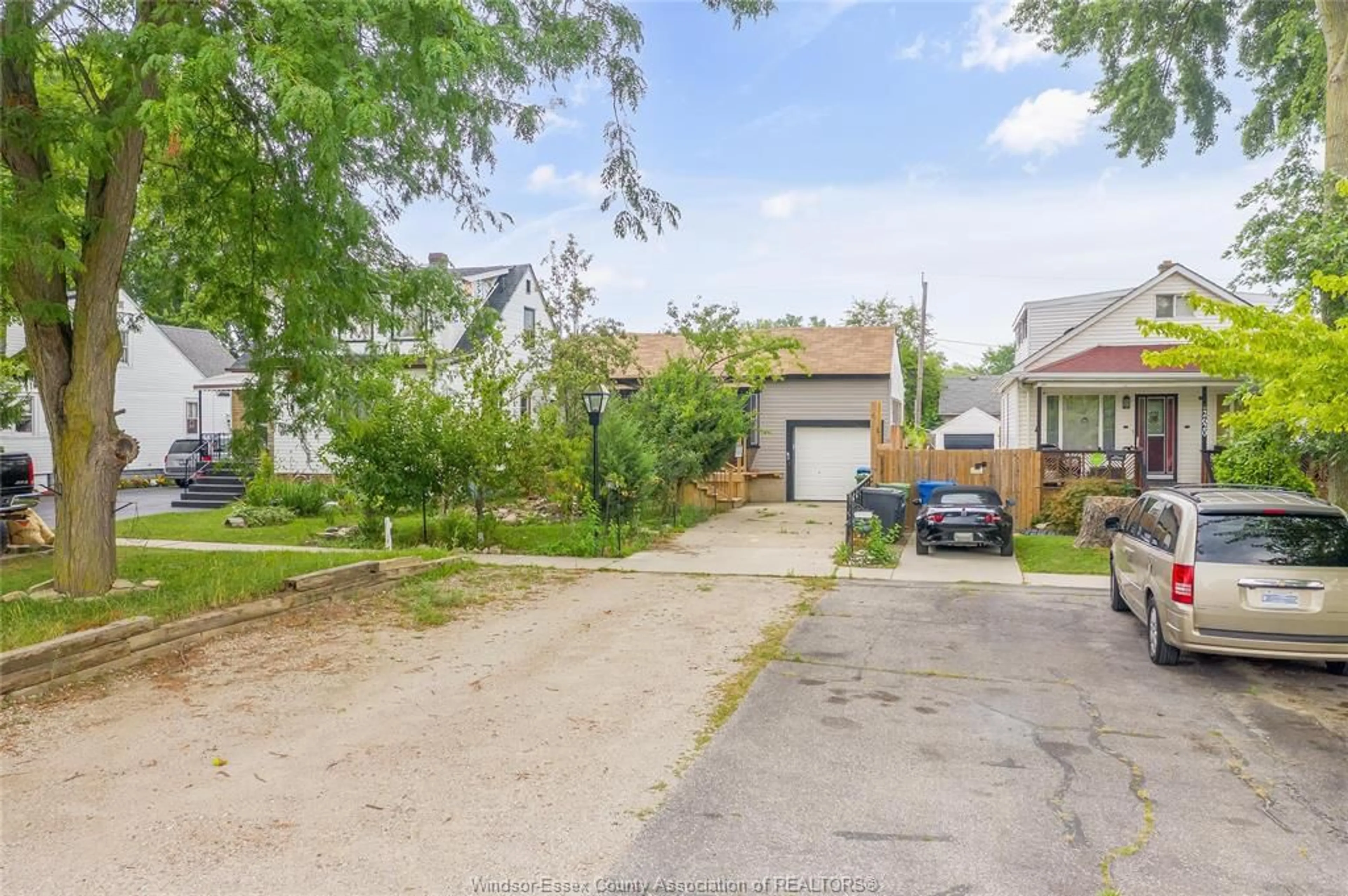 A pic from outside/outdoor area/front of a property/back of a property/a pic from drone, street for 2616 PARENT, Windsor Ontario N8X 4K4