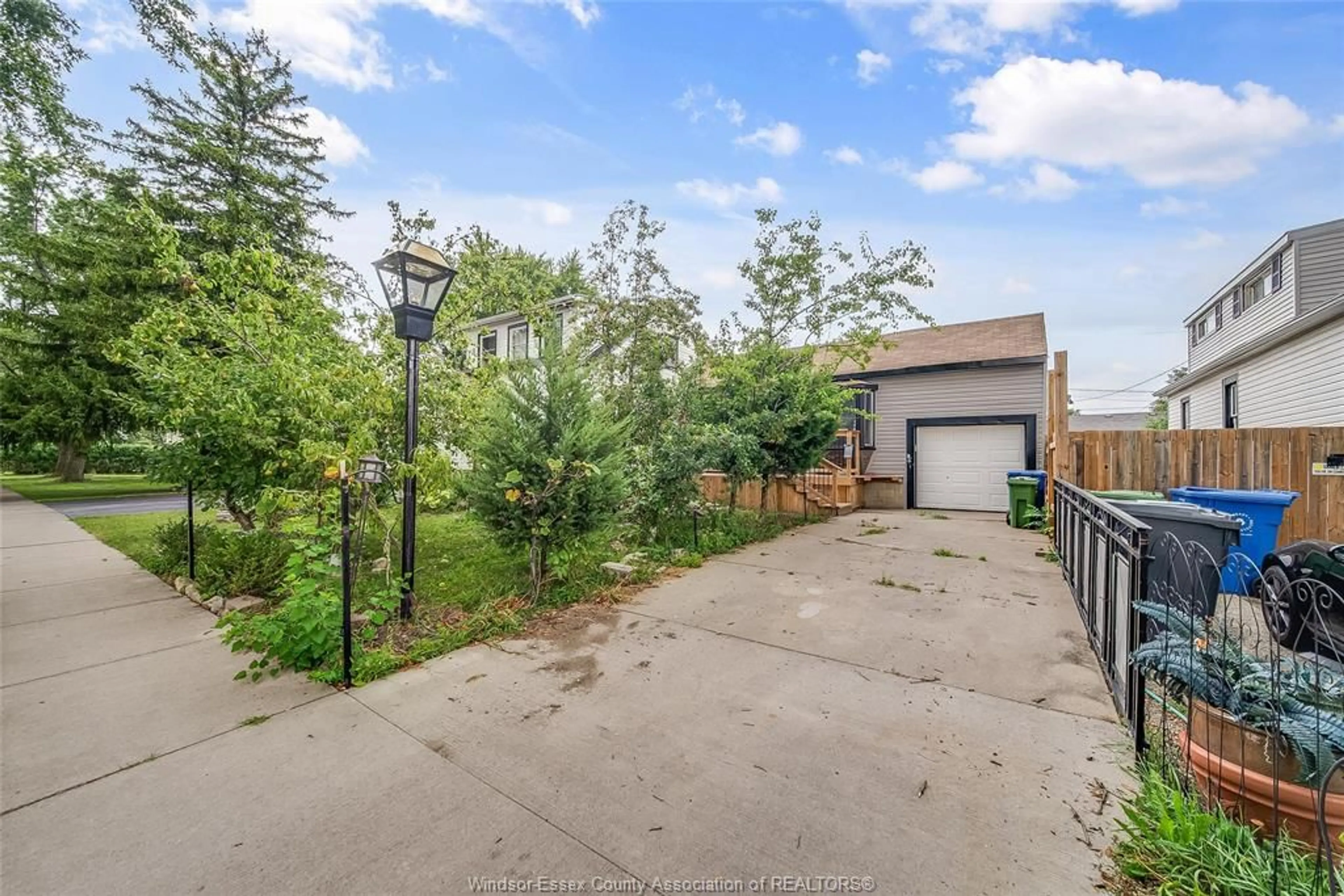 A pic from outside/outdoor area/front of a property/back of a property/a pic from drone, street for 2616 PARENT, Windsor Ontario N8X 4K4