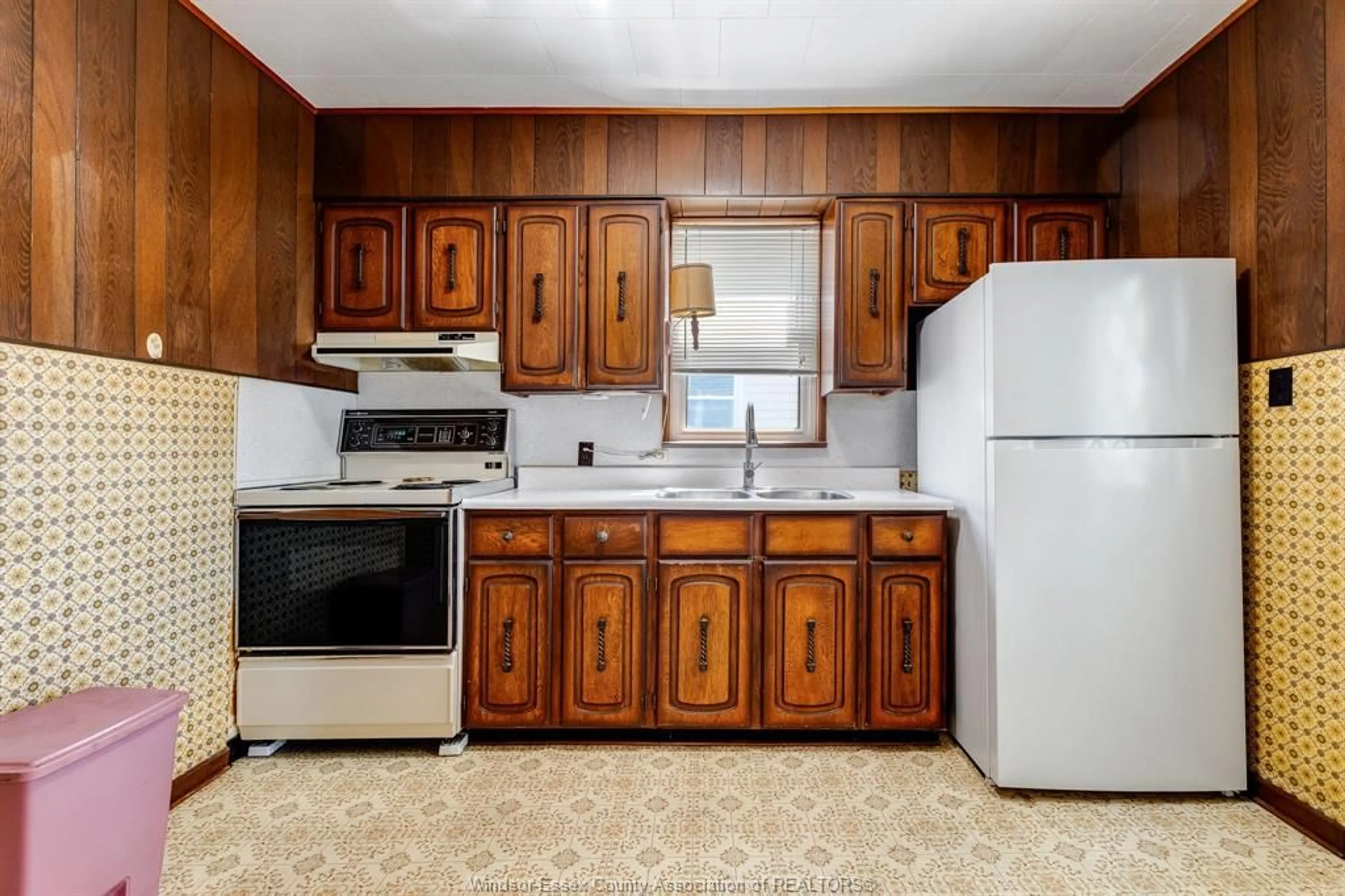 Standard kitchen, unknown for 1437 Gladstone Ave, Windsor Ontario N8X 2P9