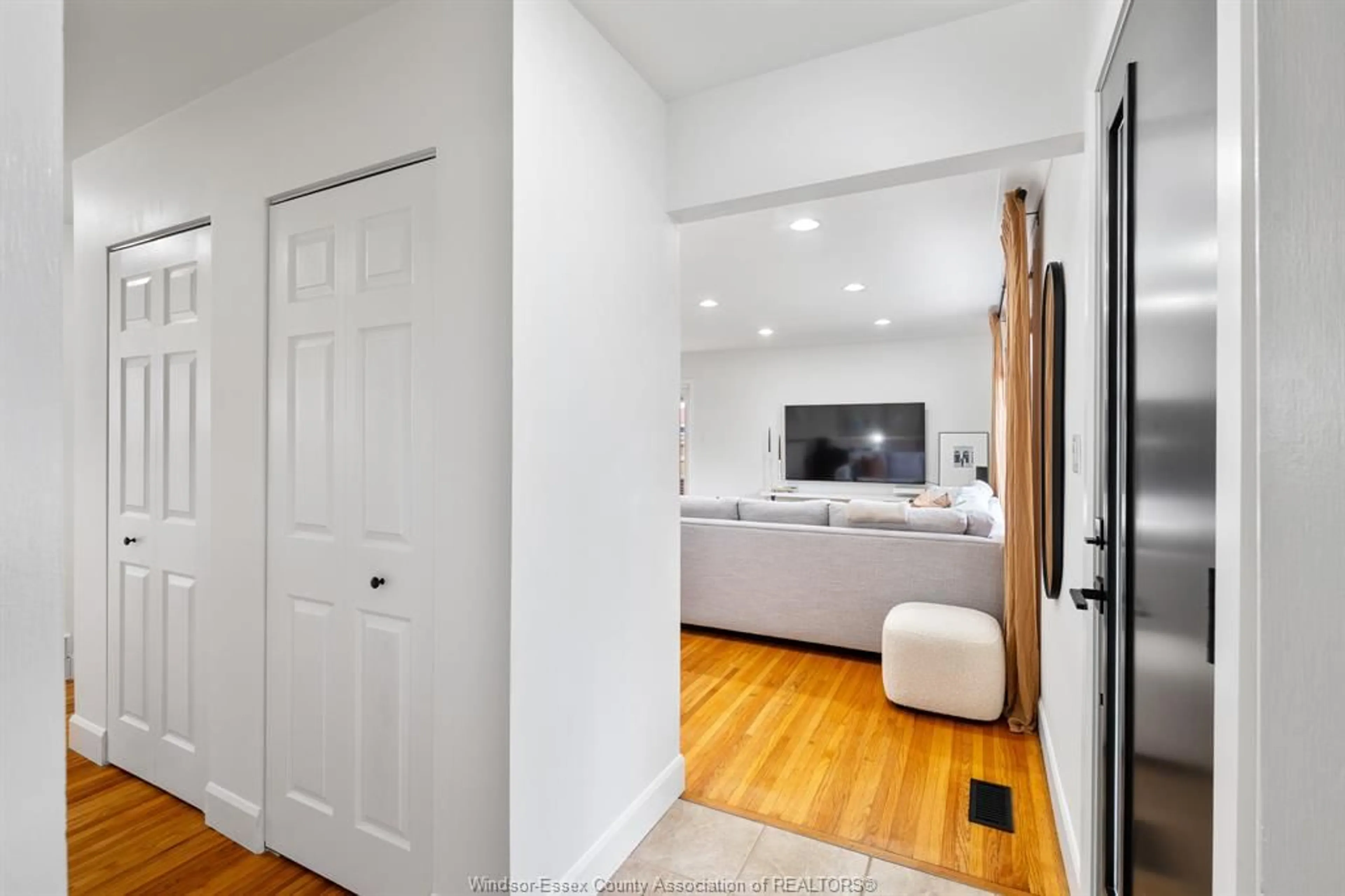Indoor entryway for 735 Lounsborough, Windsor Ontario N9G 1G1
